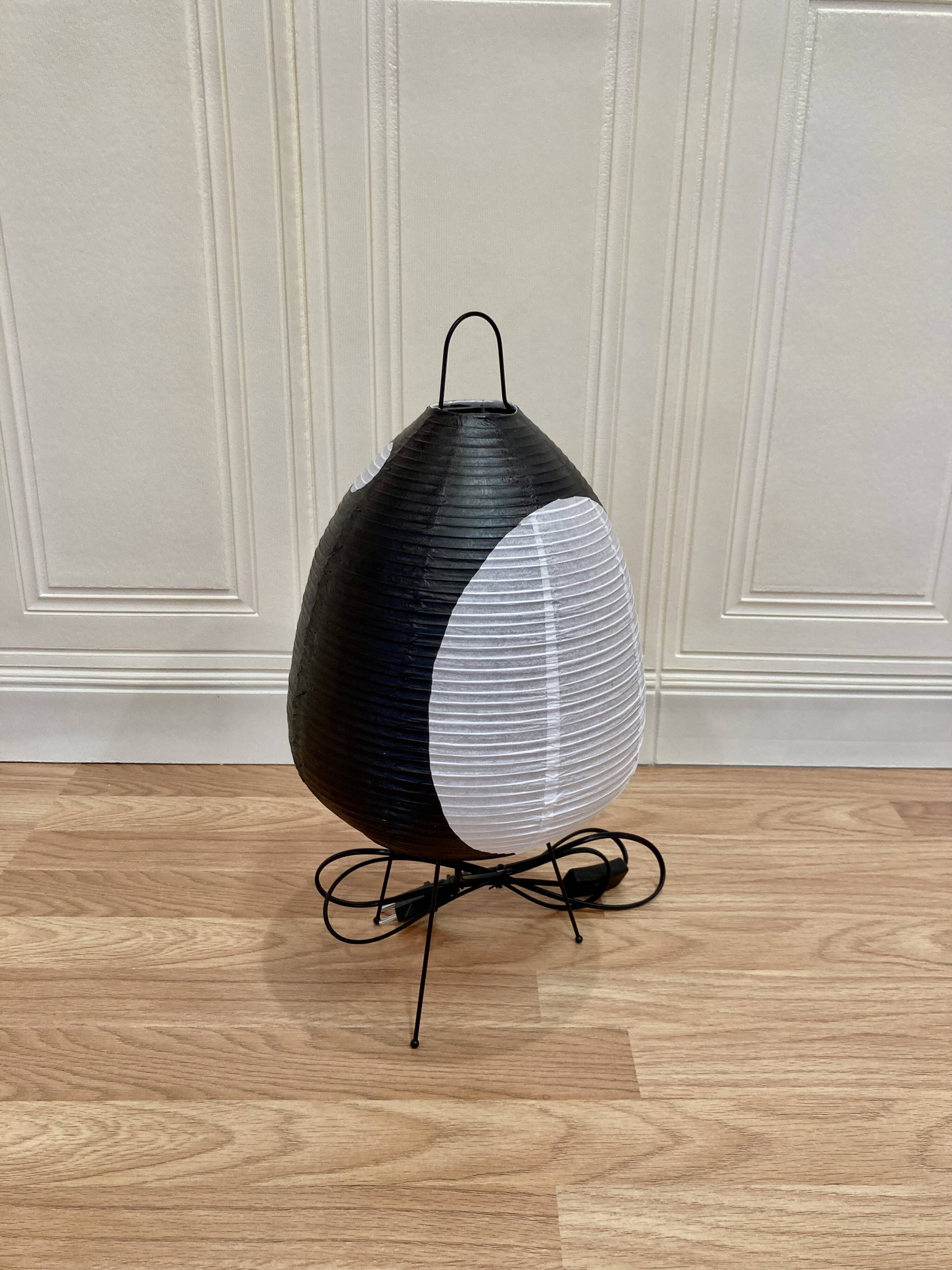 Lampe noire "design papier et métal".