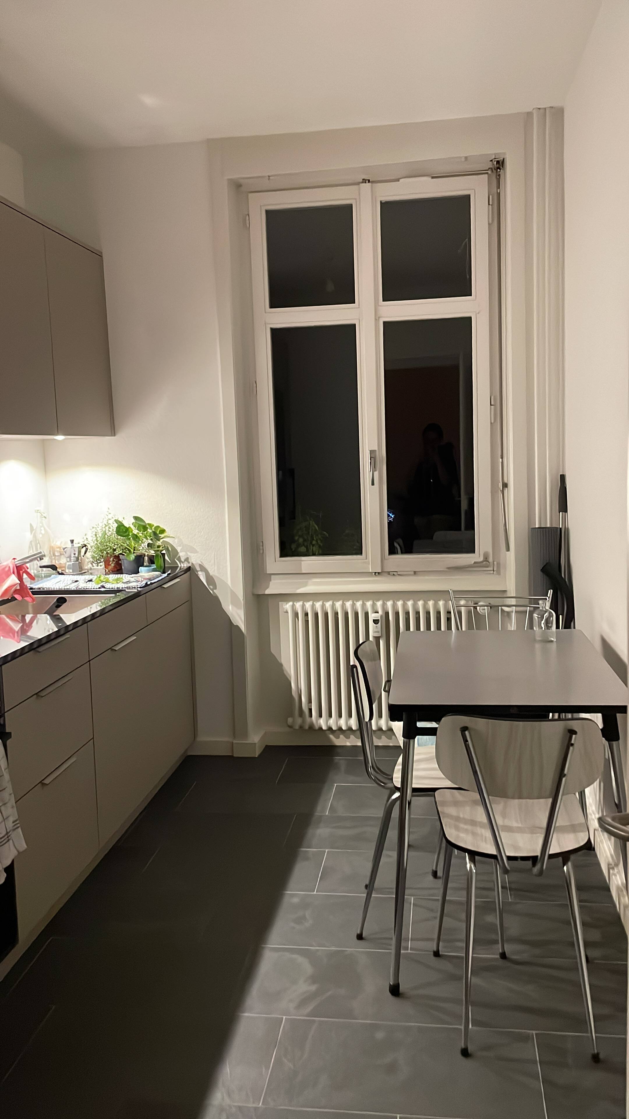 Table formica grise et ses 3 chaises