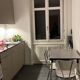 Table formica grise et ses 3 chaises