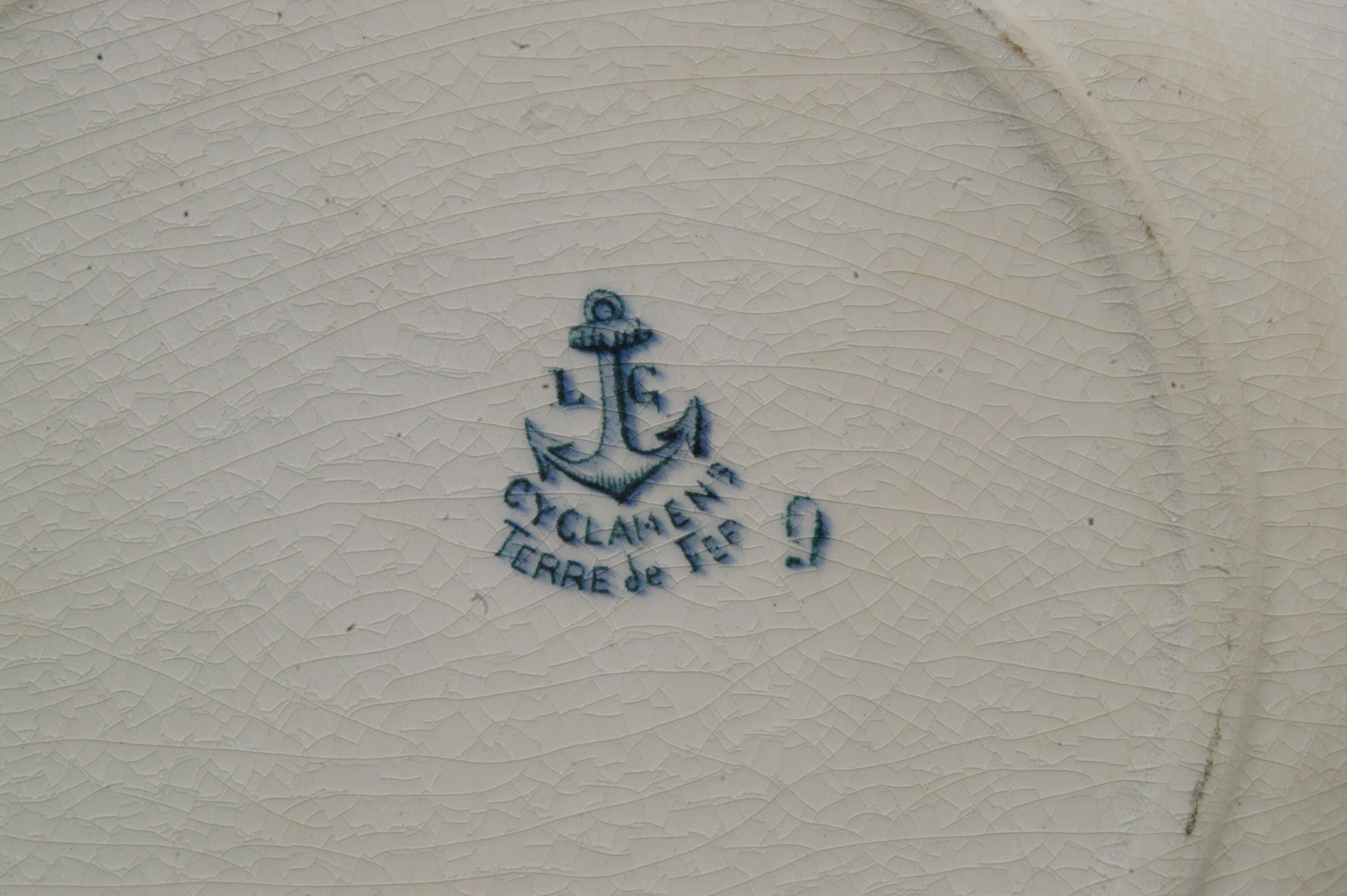 8 Flat plates in Clairefontaine Léon Grave earthenware Cyclamens model