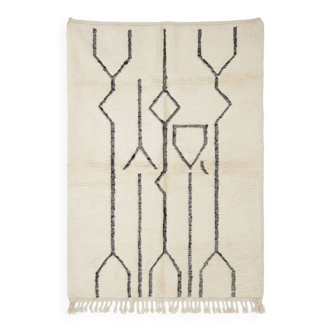 Berber rug with abstract patterns in wool