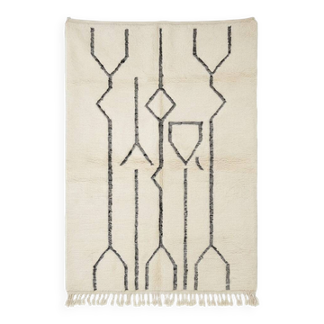 Berber rug with abstract patterns in wool