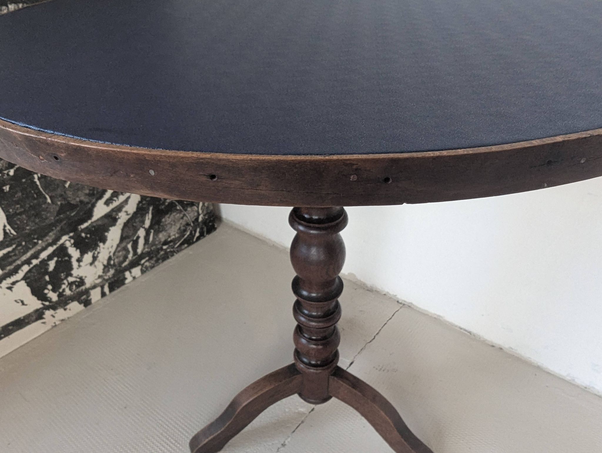 Round table, turned oak leg