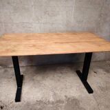 Table unique en bois avec piètement industriel métallique