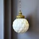 Lampe suspendue en verre blanc de style Régence