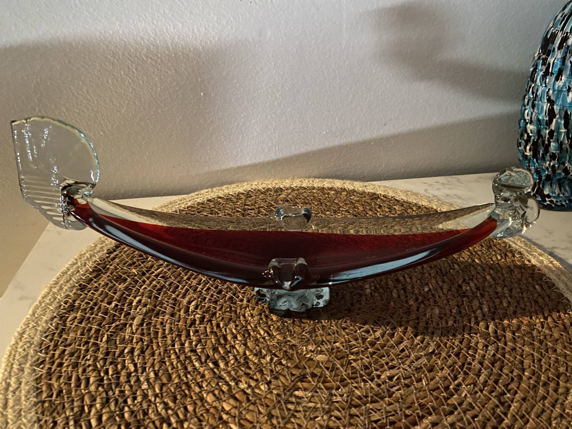 Centre de table gondole en verre Murano sommerso – Rouge rubis & crist