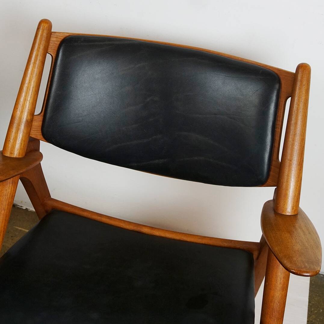 Chaise Lounge CH28 in Teak and Black Leather by Hans Wegner for Carl Hansen