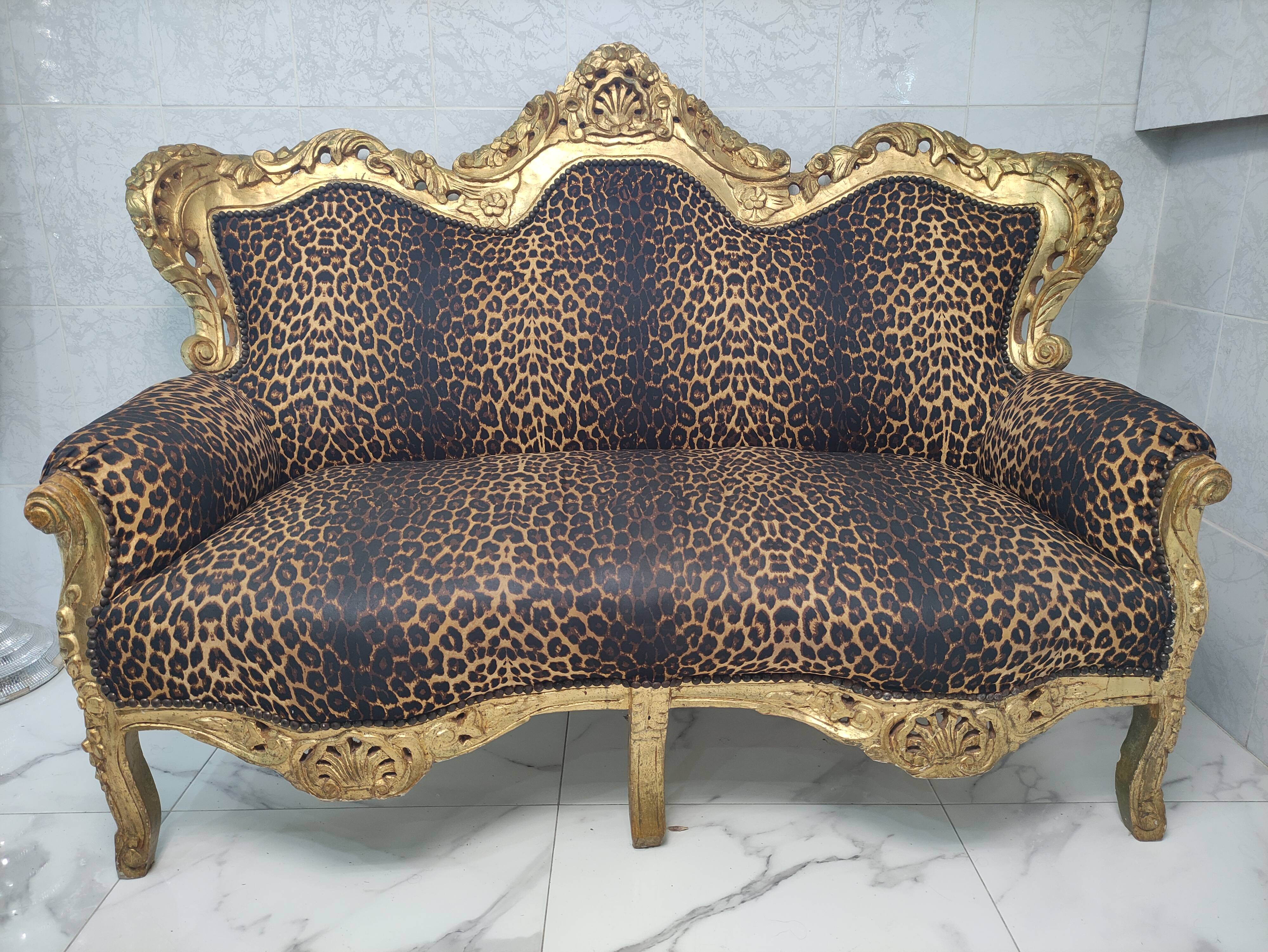 Baroque leopard canapé