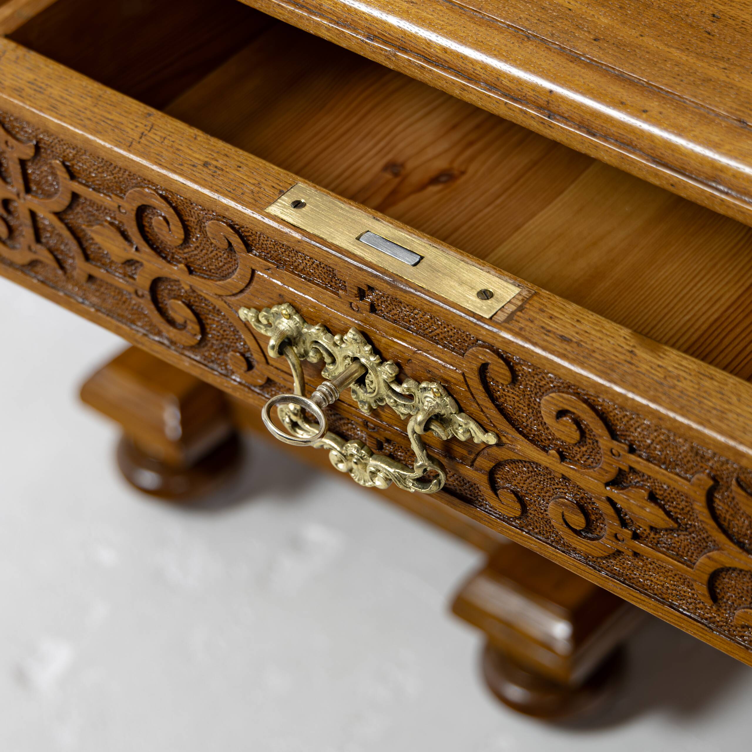 Grand Neo-Renaissance ministerial desk with steps in oak - circa 1880-1890