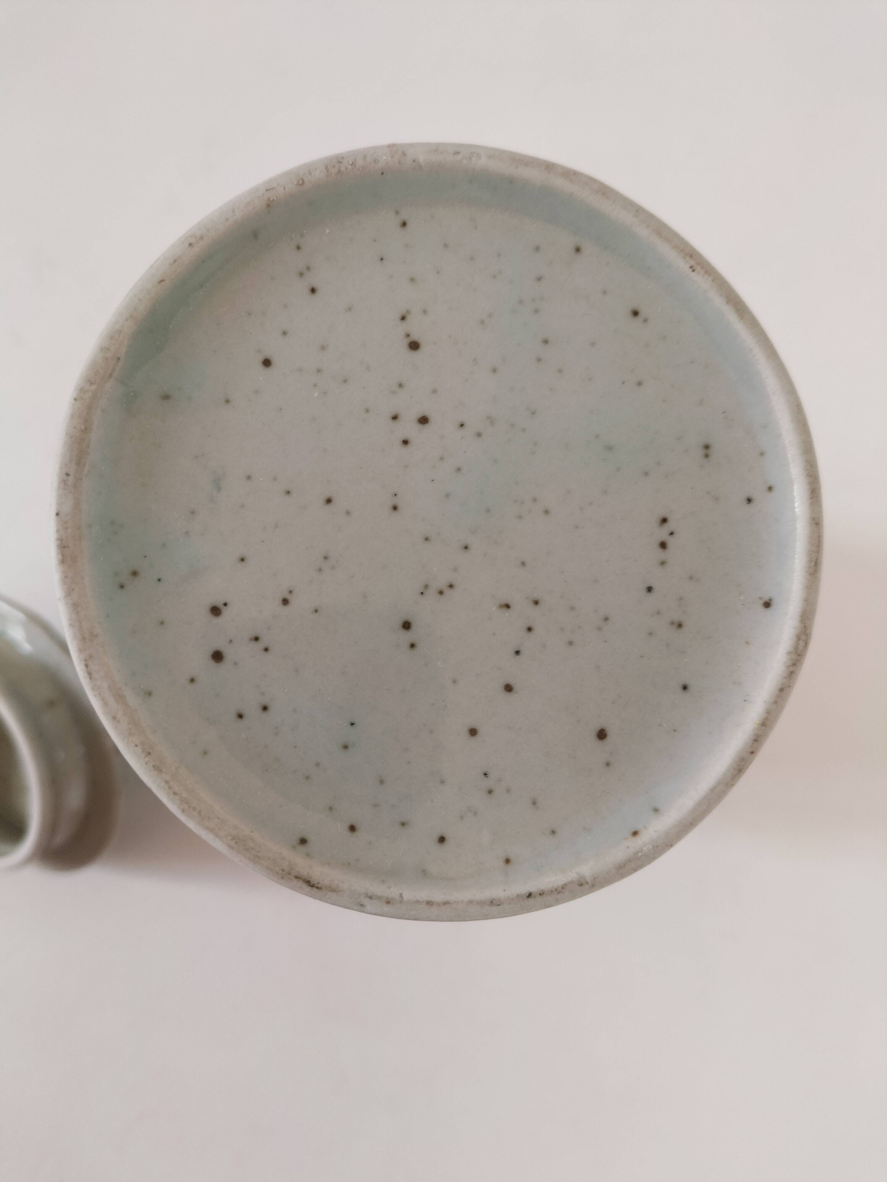 Cafetière vintage en grès moucheté – décor floral bleu marine