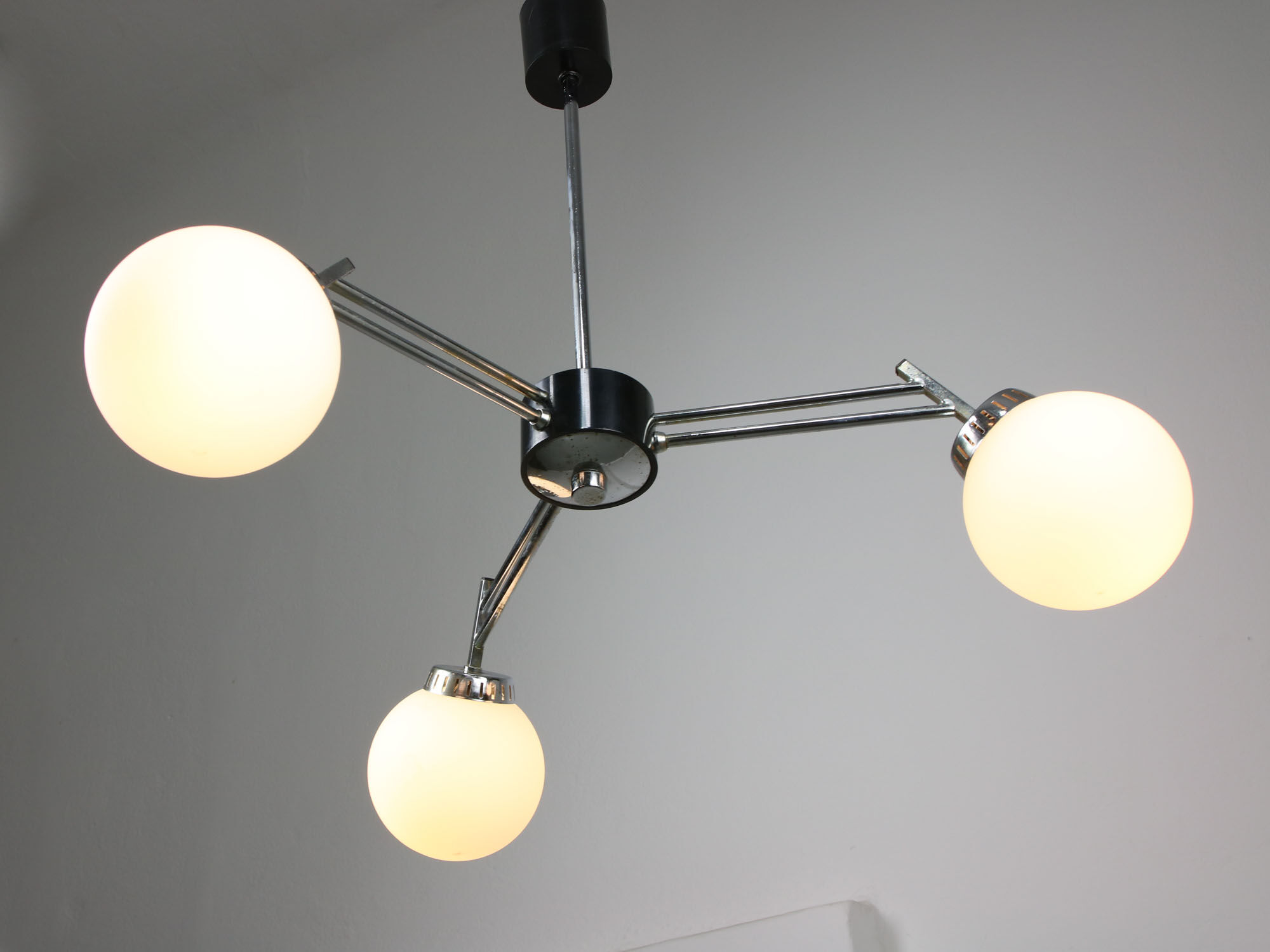 Lustre italien à 3 bras chromé et opaline