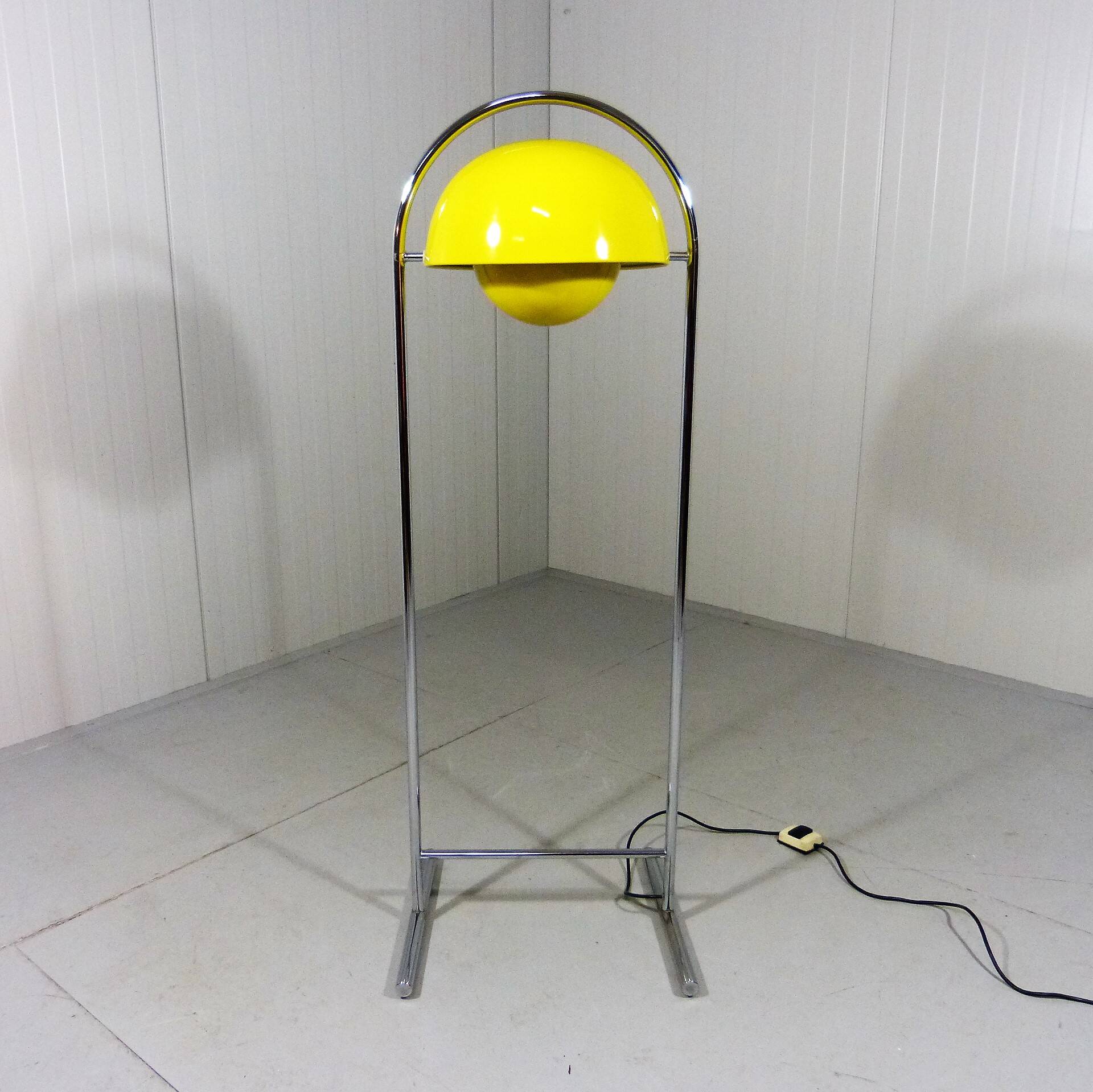 Cosack yellow flowerpot floor lamp 1960-70’s