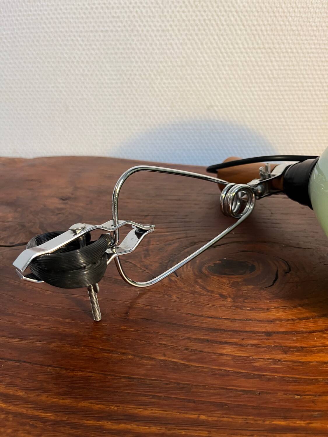 Lampe d’atelier orientable à pince