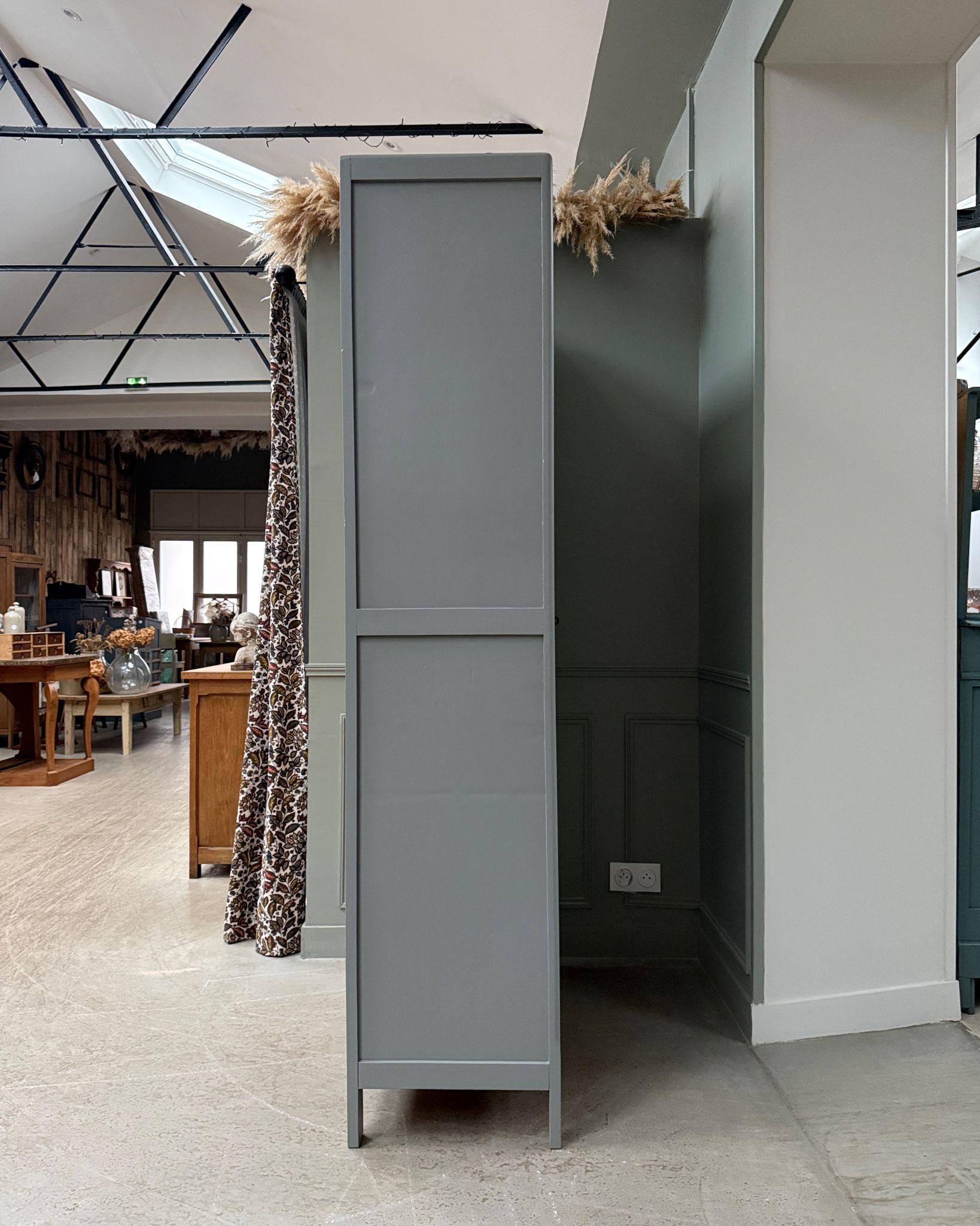 Armoire parisienne grise (rénovée)