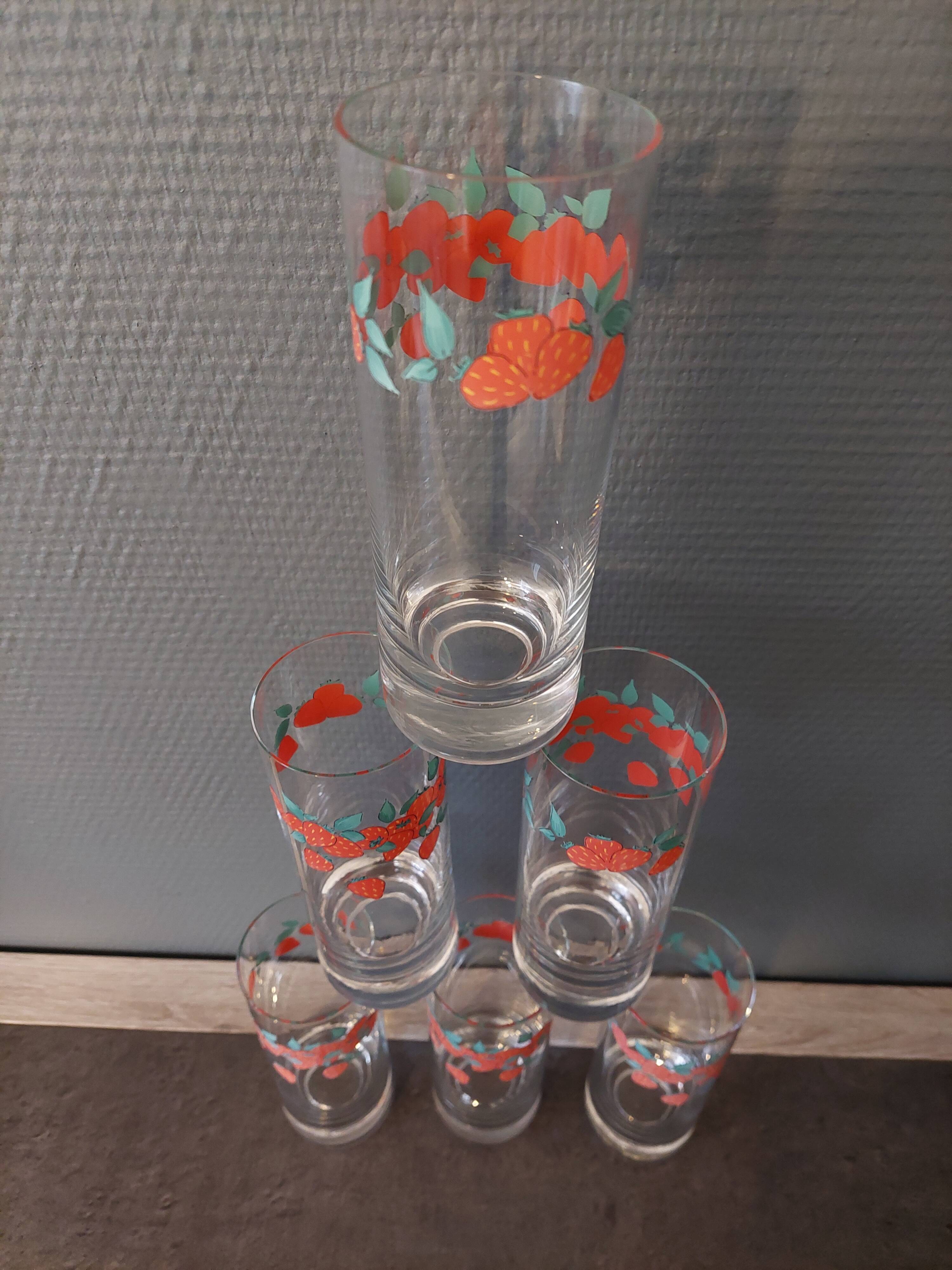 Set of 6 vintage strawberry pattern glasses
