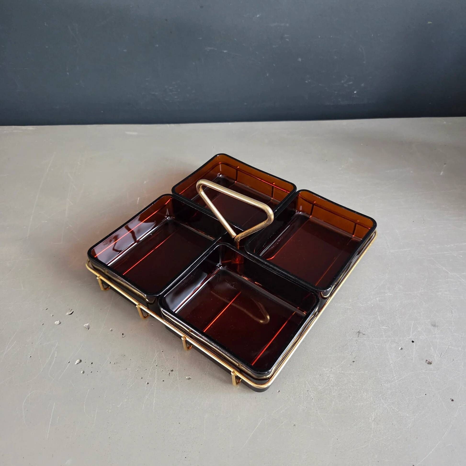 A serving tray for aperitifs in gold metal wire and amber glass - Vereco