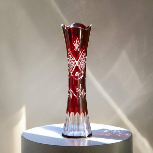 Vase ancien rubis en verre de Bohème taillé à la roue