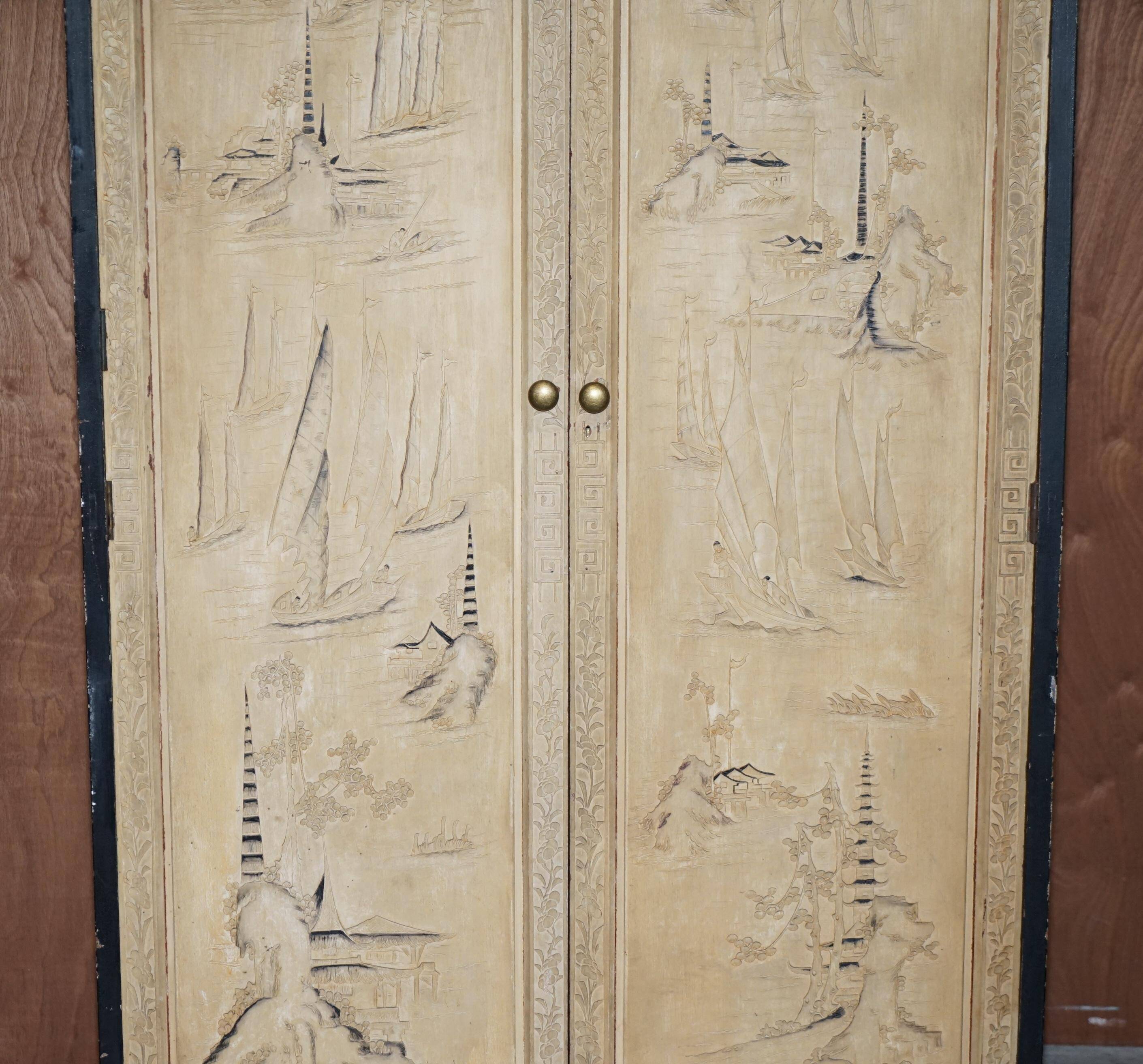 Armoire orientale chinoise en bois de camphre sculptée années 1920