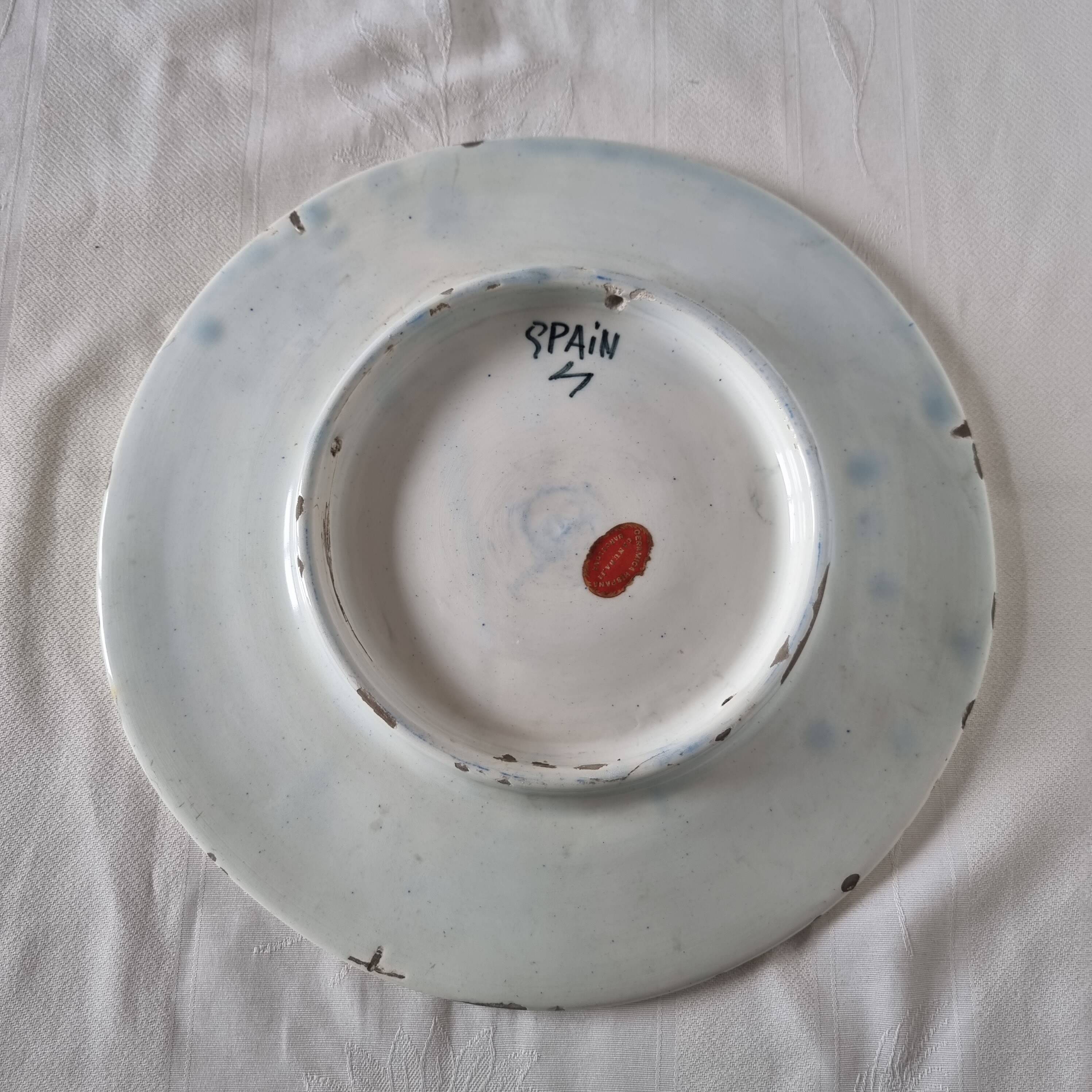 Ancienne assiette en céramique ou faïence espagnole fabriquée et peinte à la main Milieu du siècle