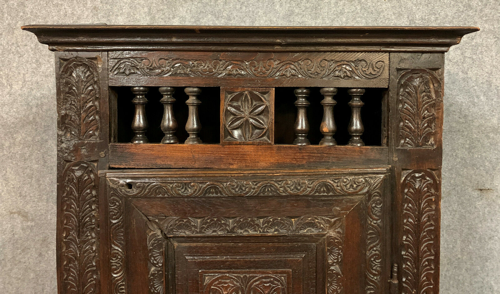 Old Renaissance bonnetière in solid oak with brown patina around 1750
