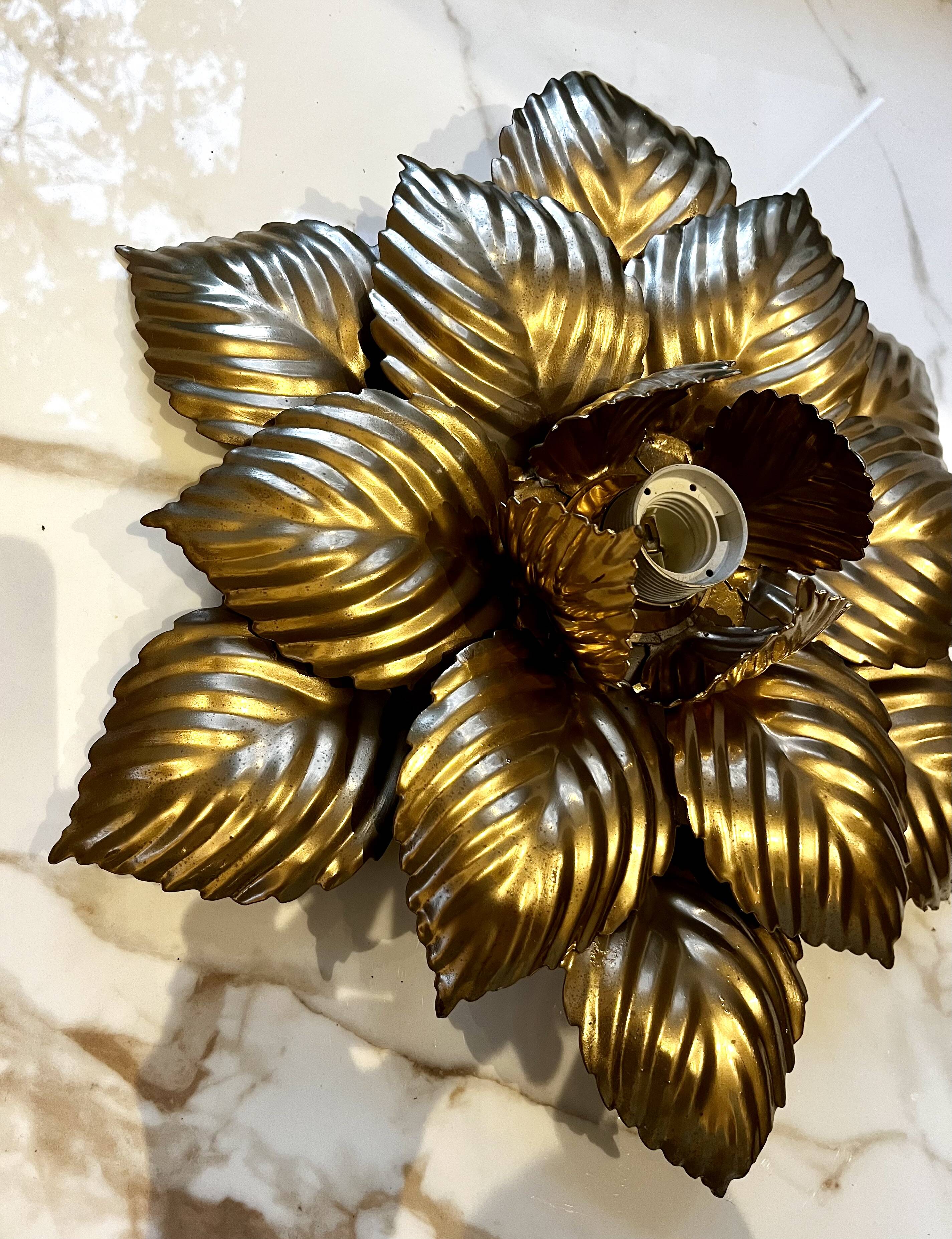 Golden flower wall lamp