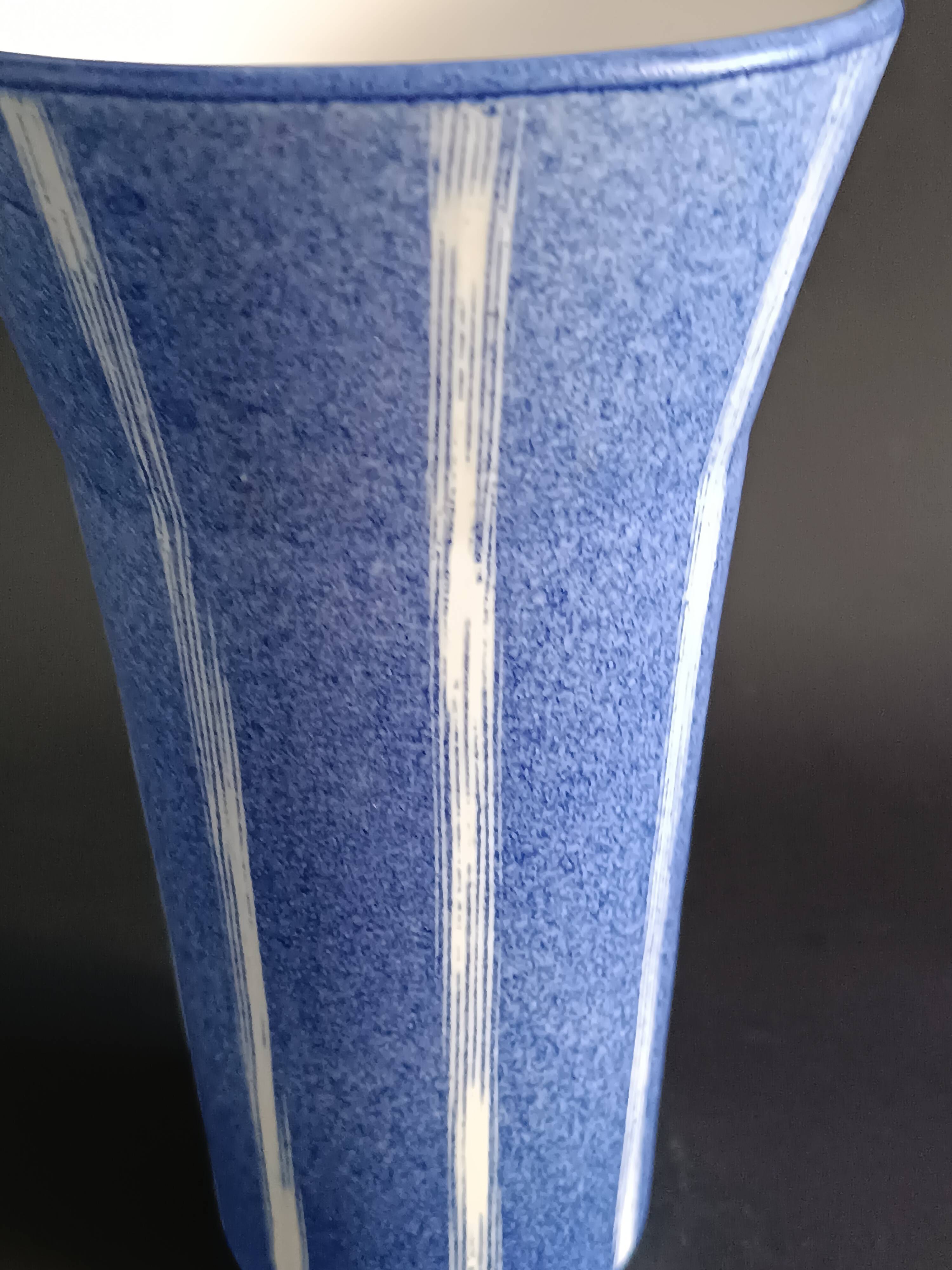 Vase cornet en céramique signé Moinet Vallauris 1960