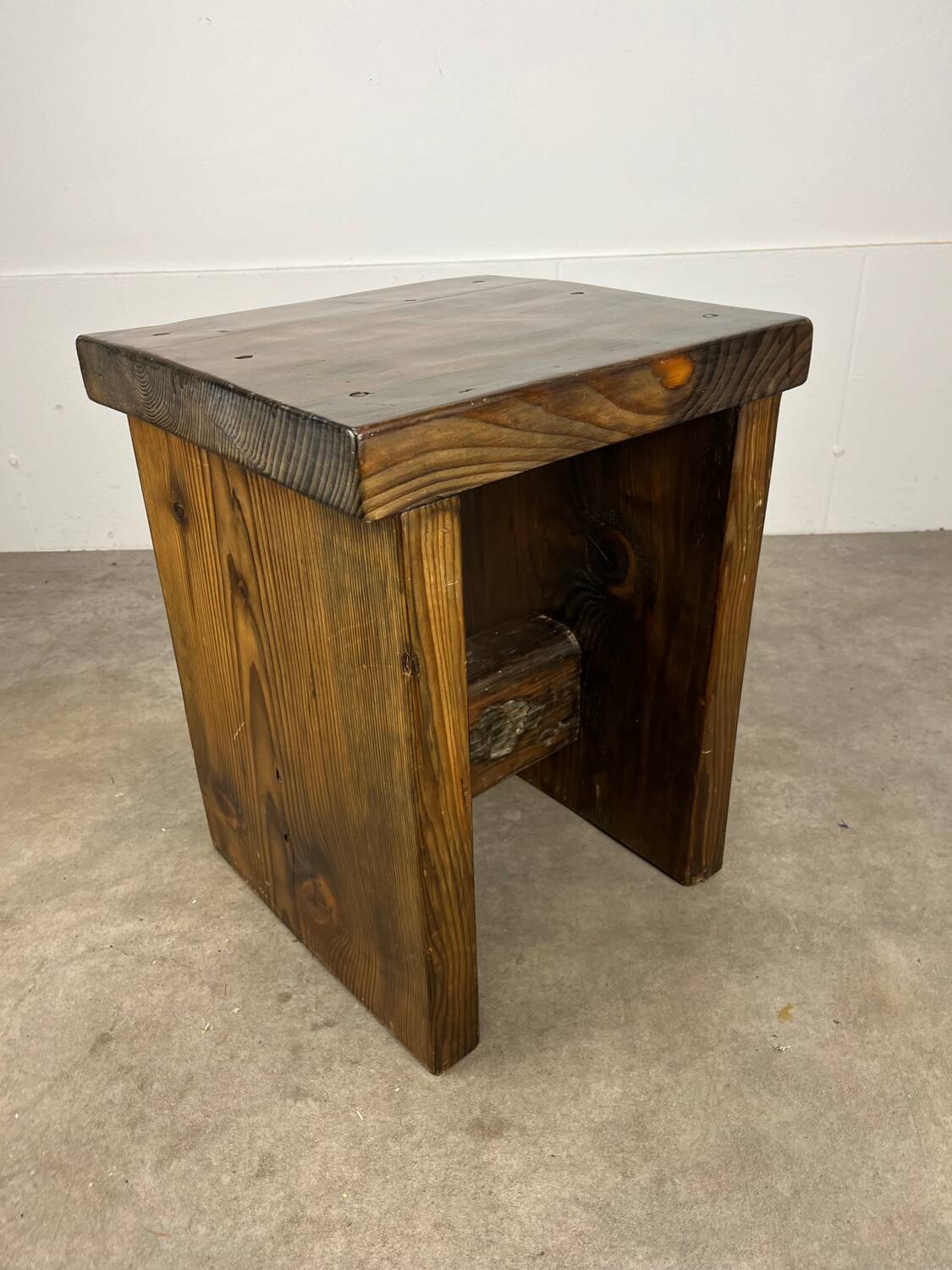 Tabouret brutaliste en bois massif style chalet