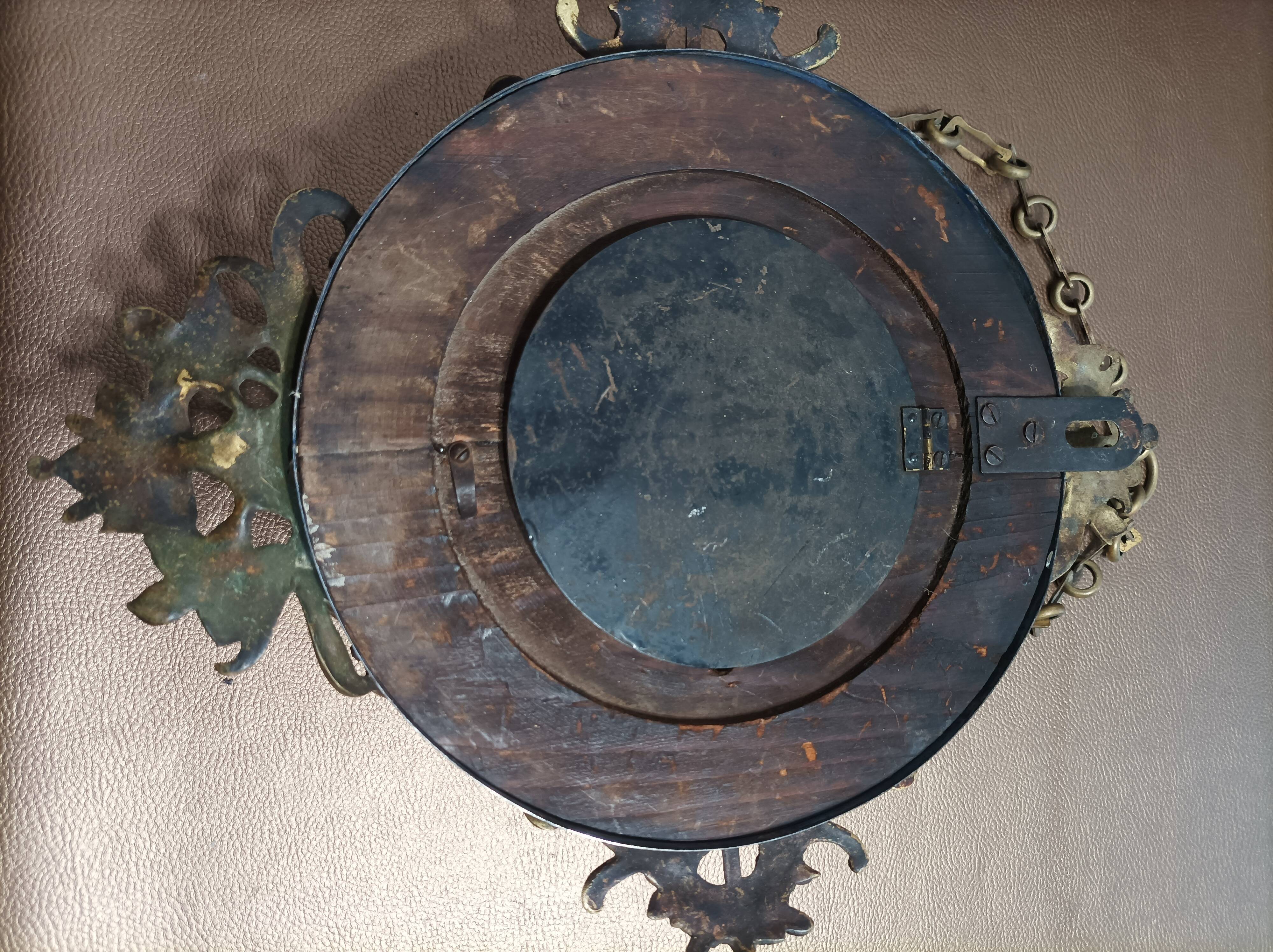 Wall clock in glazed earthenware decoration and brass chain empire style