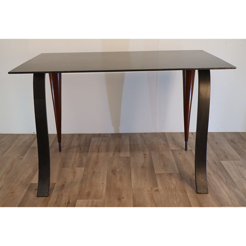 Bureau minimaliste en acier et bois