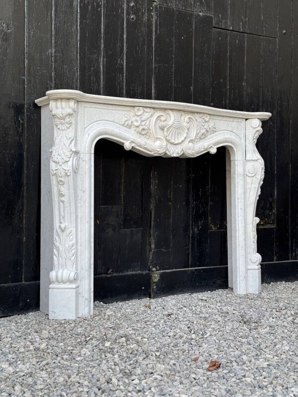 Cheminée de style Louis XV en marbre de Carrare, vers 1980