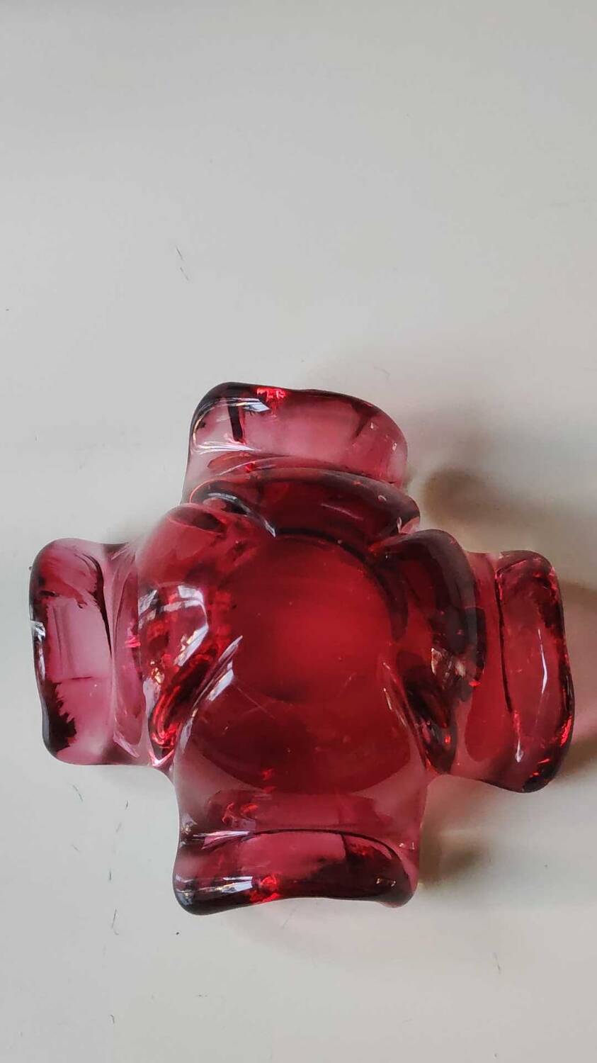 Floral/Corolla shaped pocket emptier. Murano Italy/Chambord by Fratelli Toso. In pink blown glass. Diam 18 cm