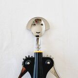 Célèbre ouvre-bouteille ou tire-bouchon Alessi conçu par Alessandro Mendini en 1994