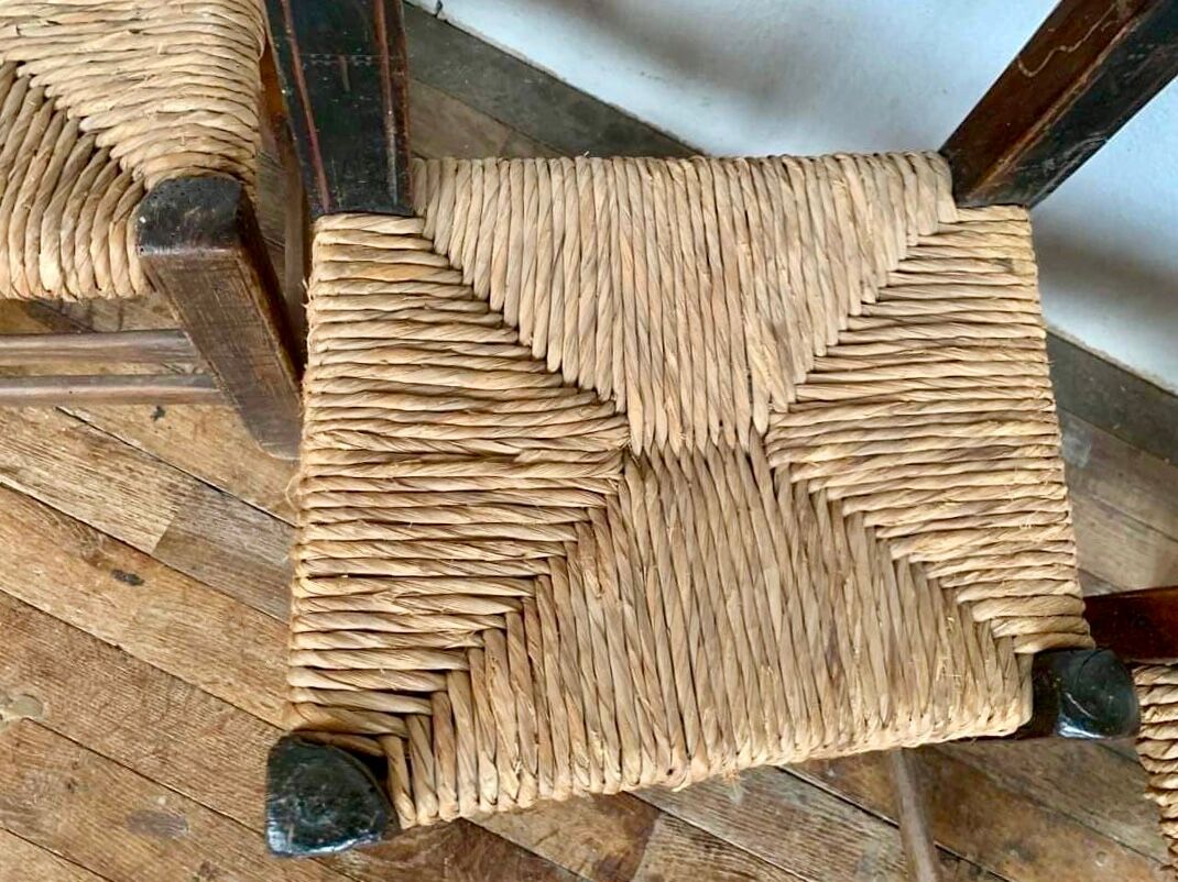 Series of 4 brutalist rustic chairs in carved wood straw seat