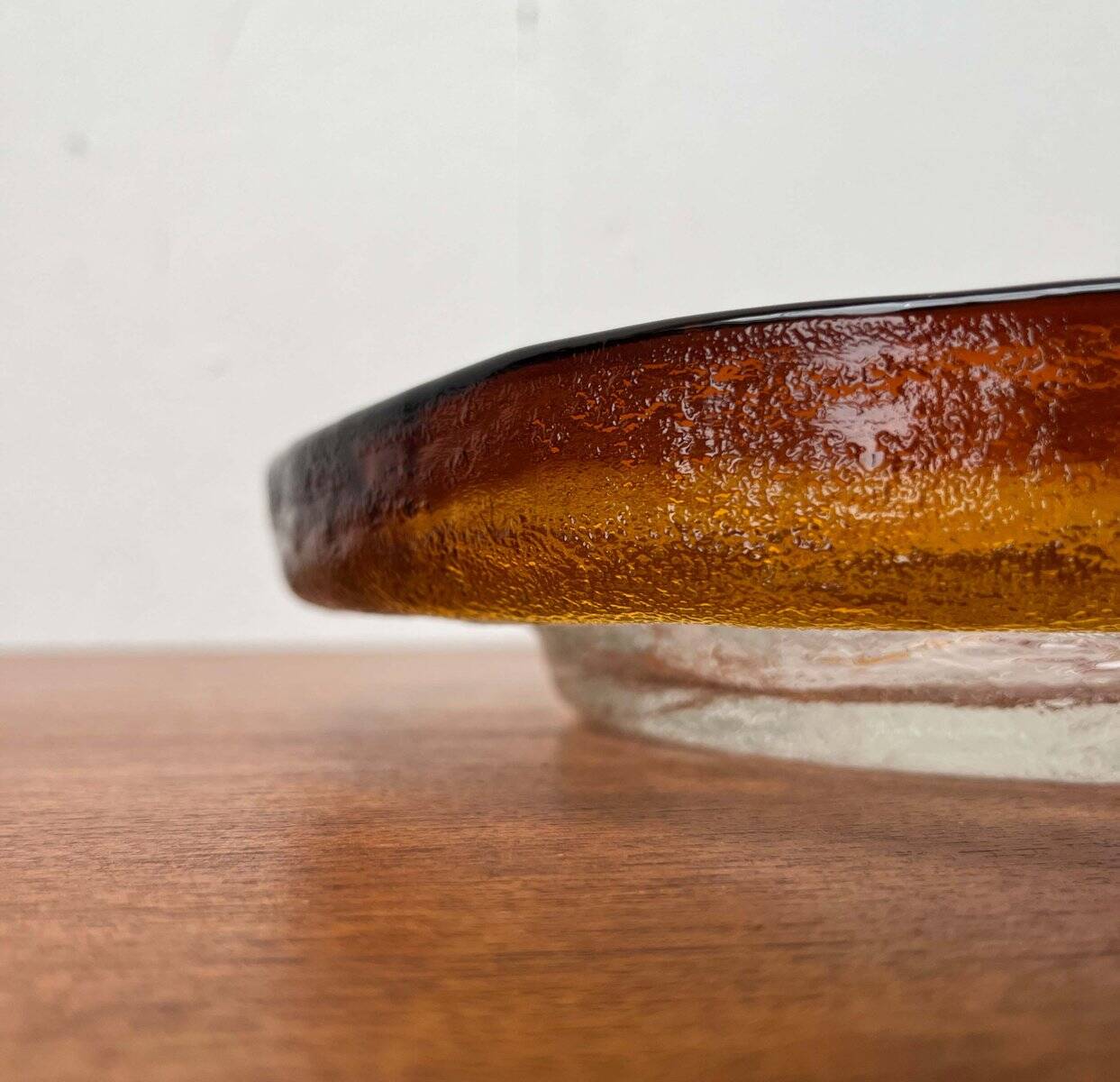 Modern mid-century glass bowl by Pertti Santalahti for Humppila, Finland, 1960s.