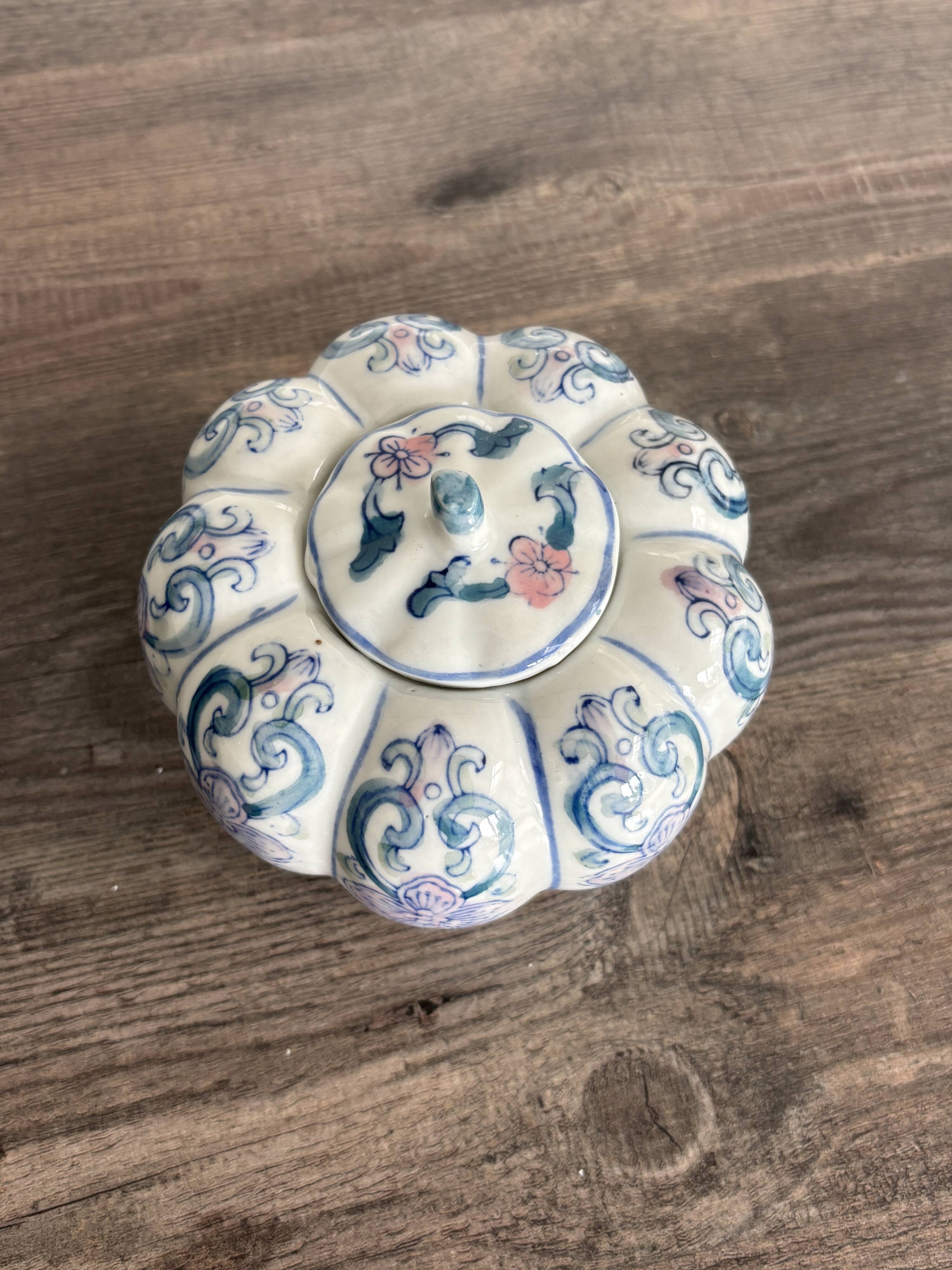 Antique Chinese porcelain box