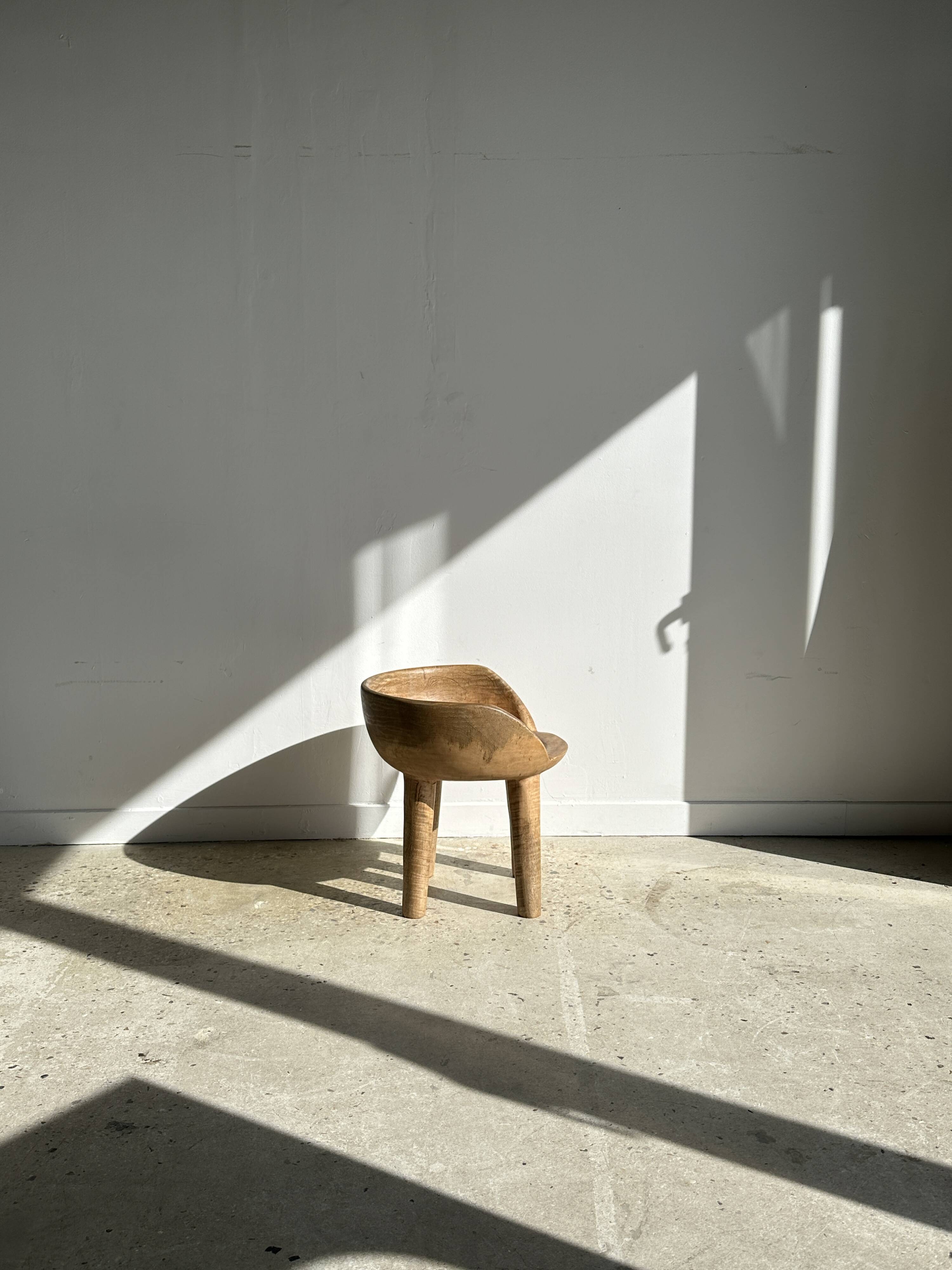 Quadripod chair with round seat and small back in natural monoxyl mango wood