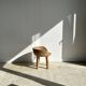 Chaise quadripode assise ronde à petit dossier en manguier naturel monoxyle