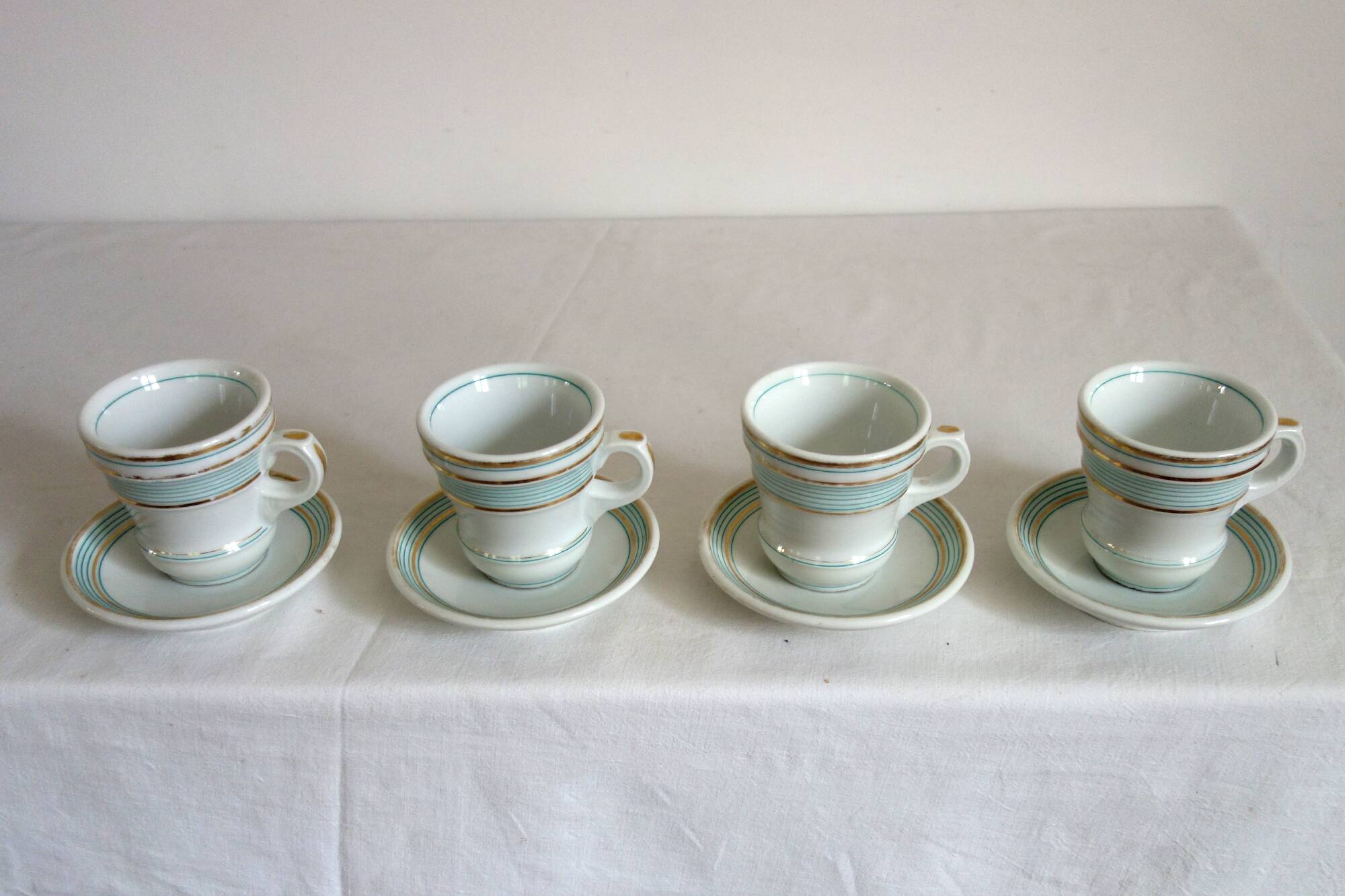 8 tasses brulot en porcelaine épaisse, fin XIXème