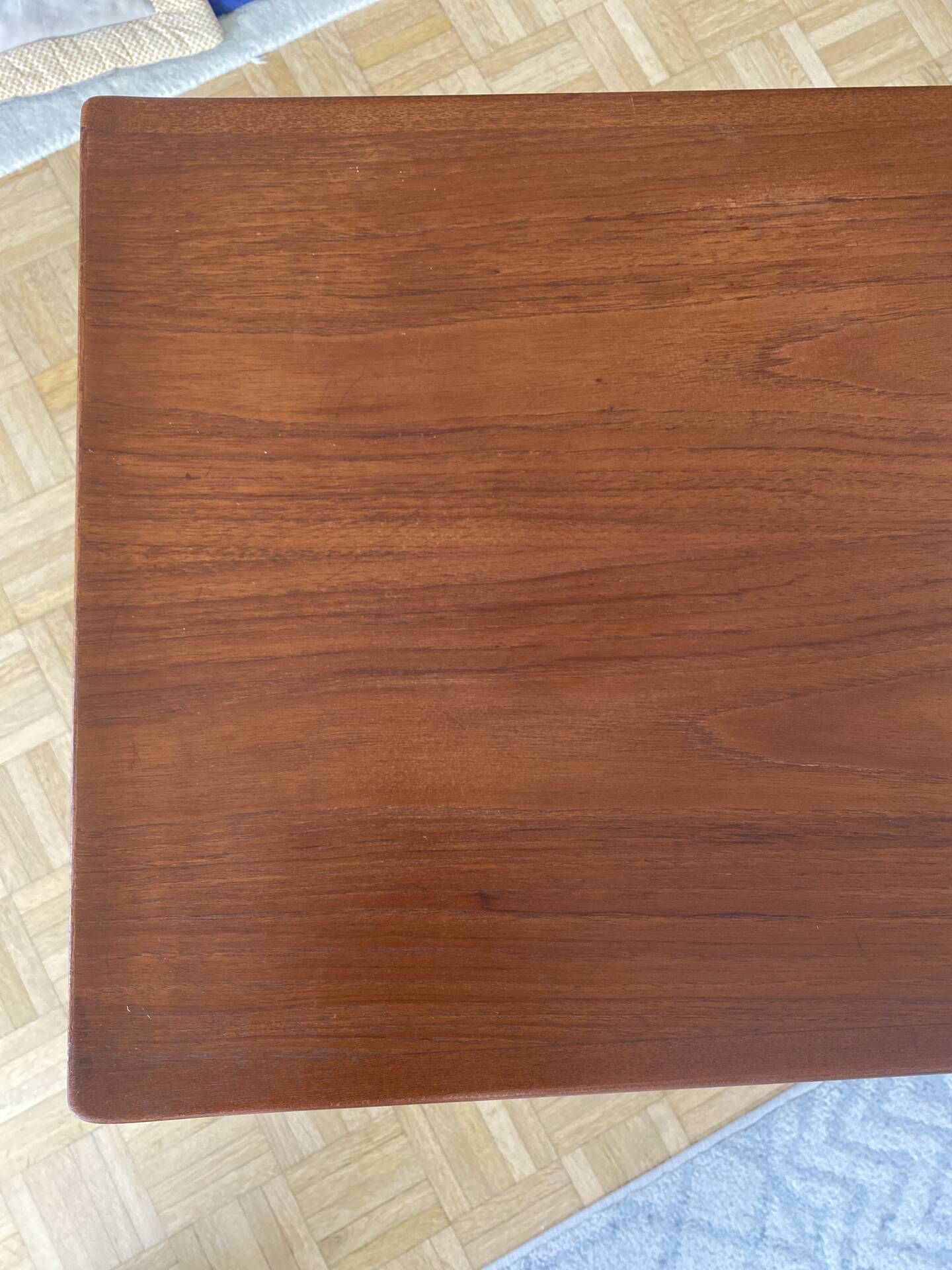 Table d'appoint en teck danois par Johannes Anderson