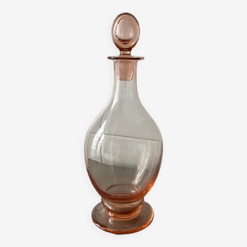 Carafe en verre rose