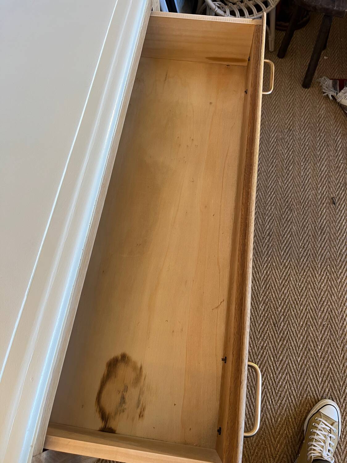 Vintage chest of drawers in wood and golden brass handles