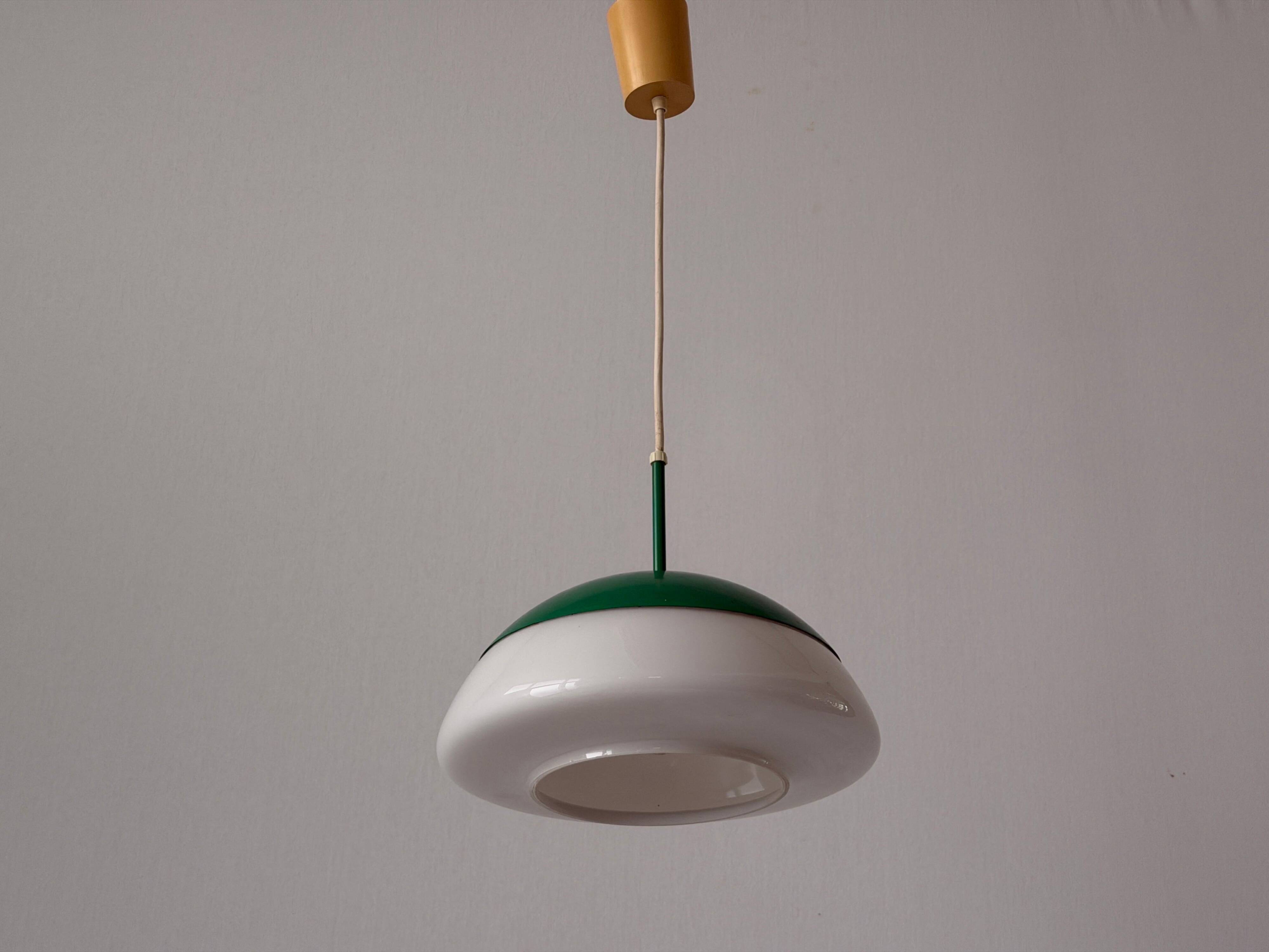 Suspension en métal vert et verre opale, années 1960, Germany