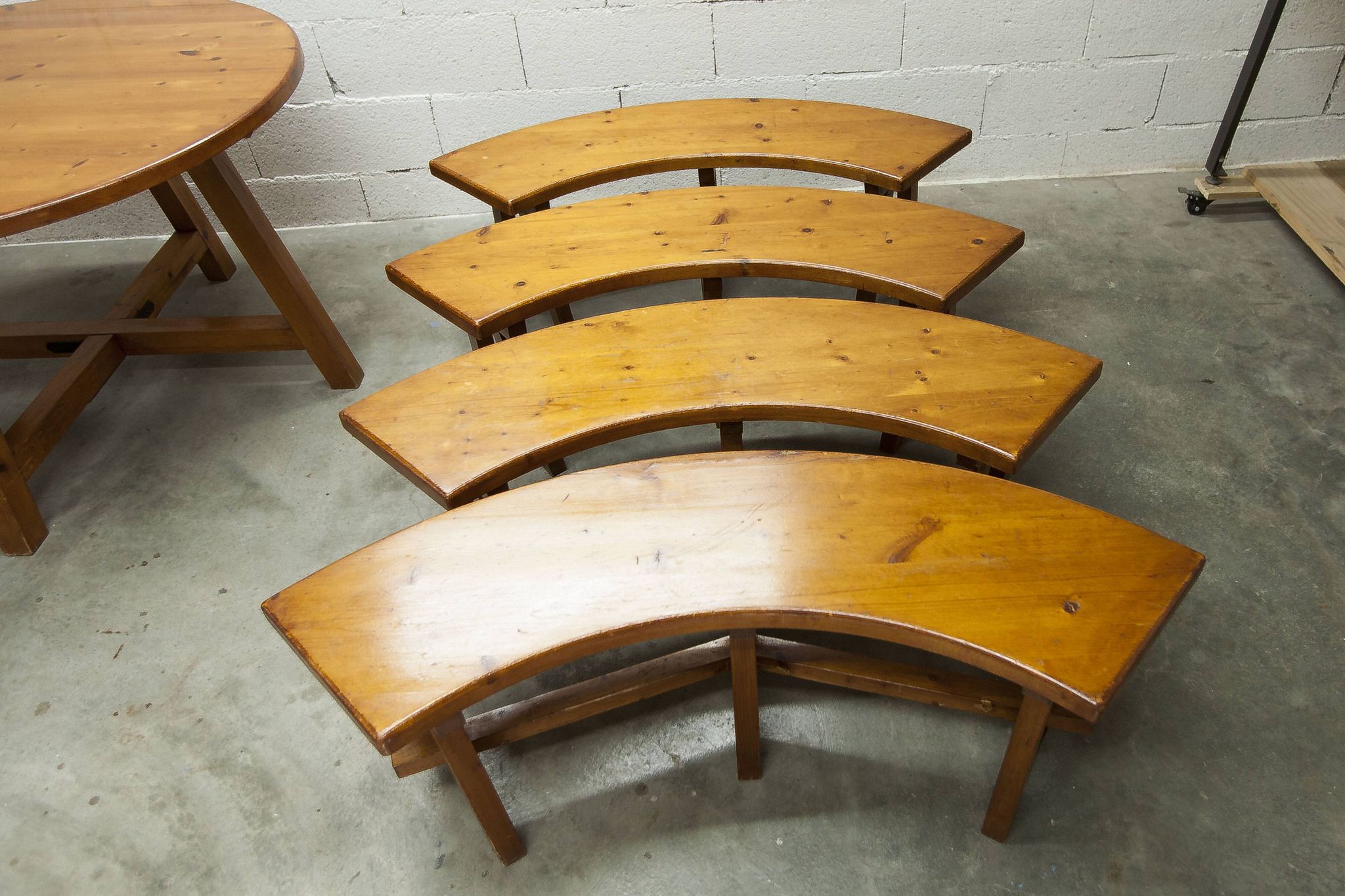 Brutalist ensemble round table 113cm and its 4 rounded stools 1960