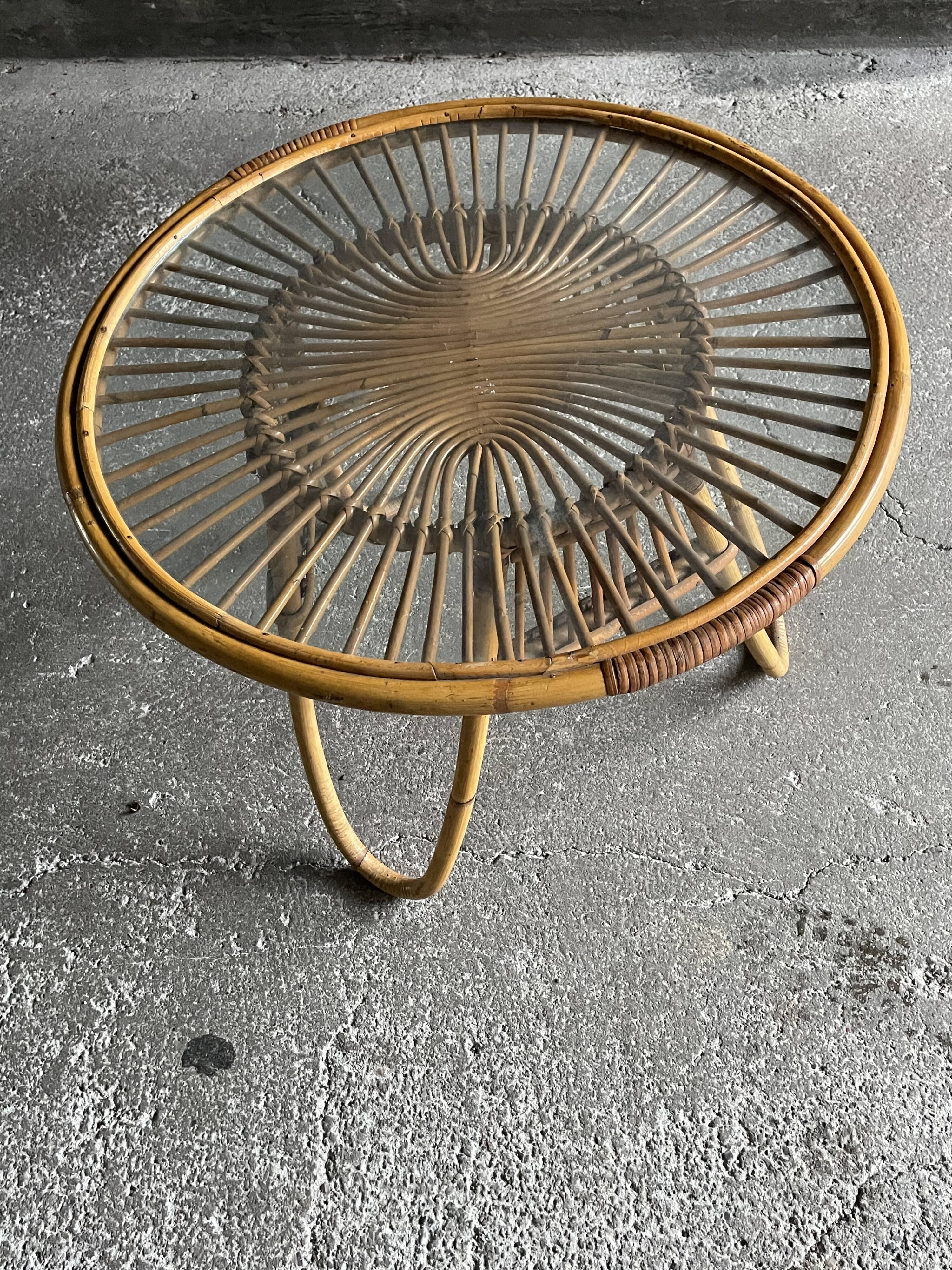 Round coffee table in rattan and glass tray