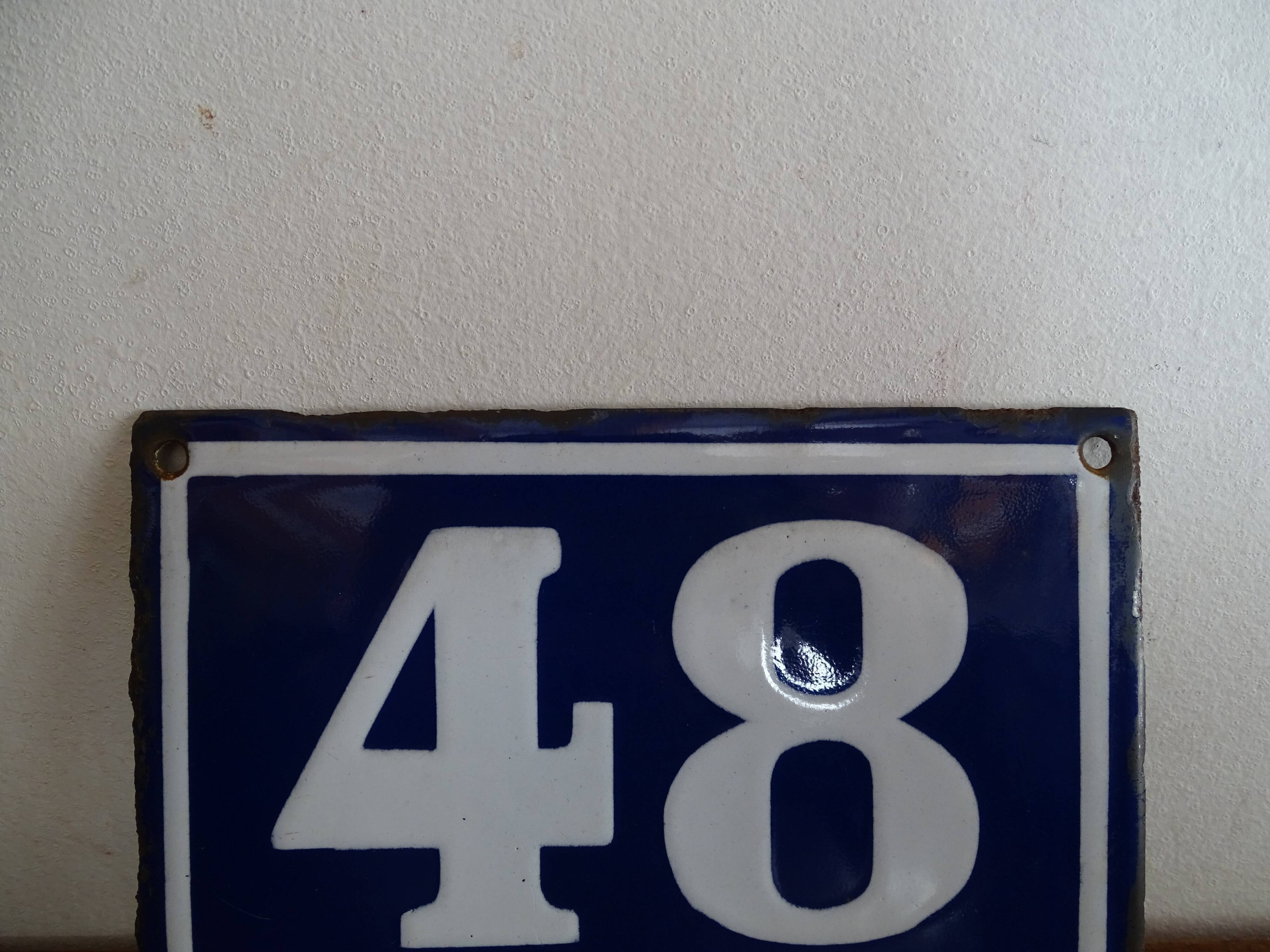 Plaque émaillée ancienne numéro de rue 48