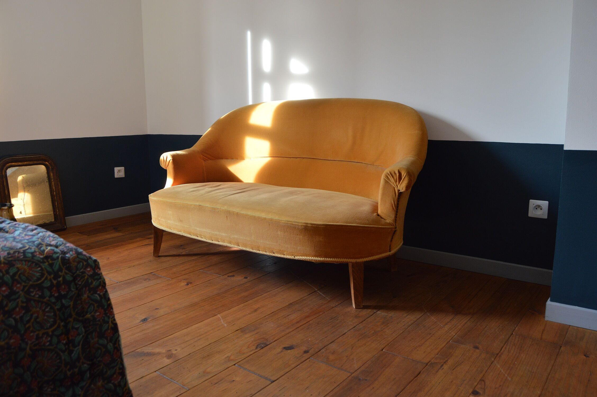 Sofa velvet seat vintage