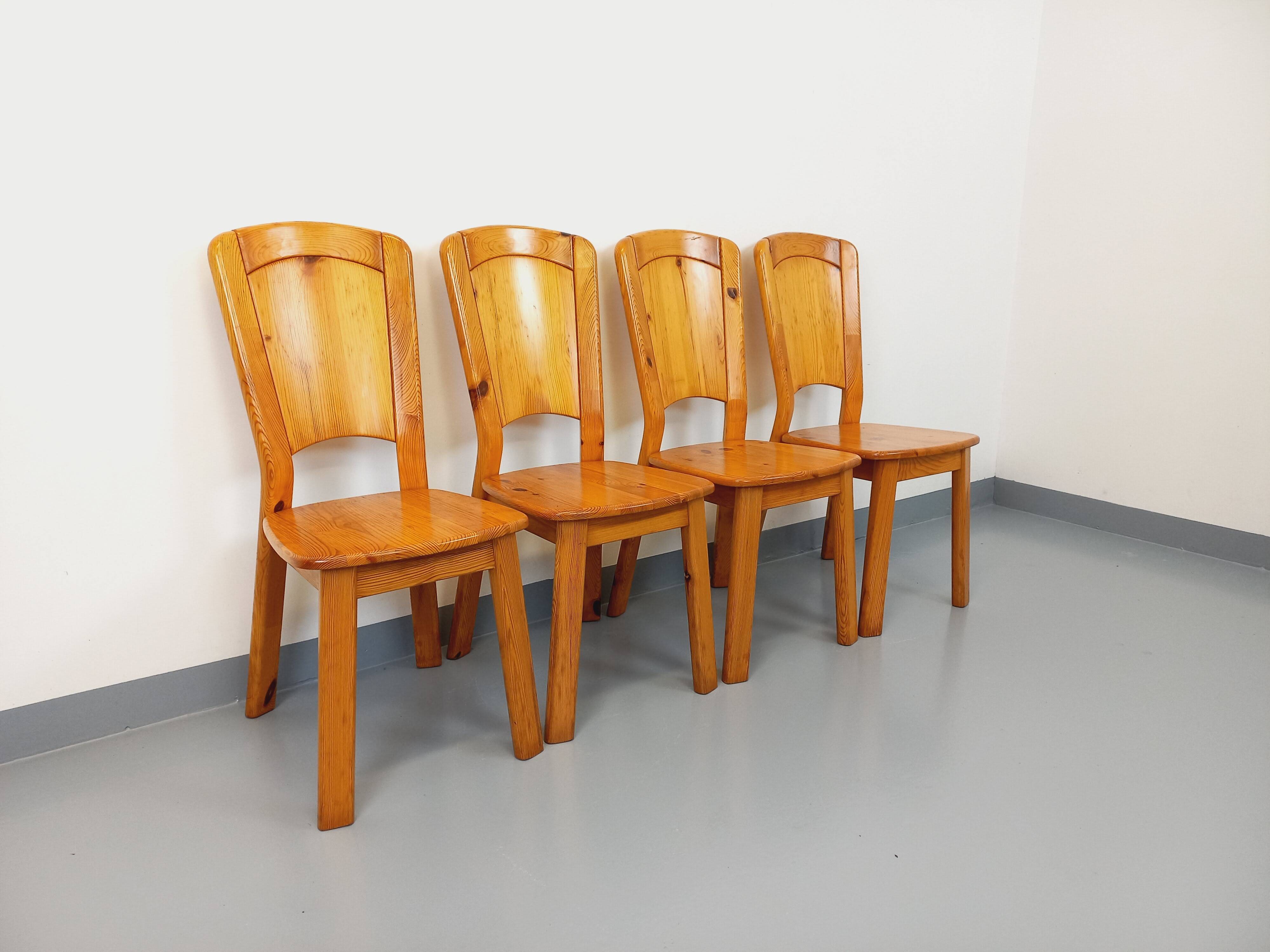 Set of 4 vintage chairs in pine from the 70s