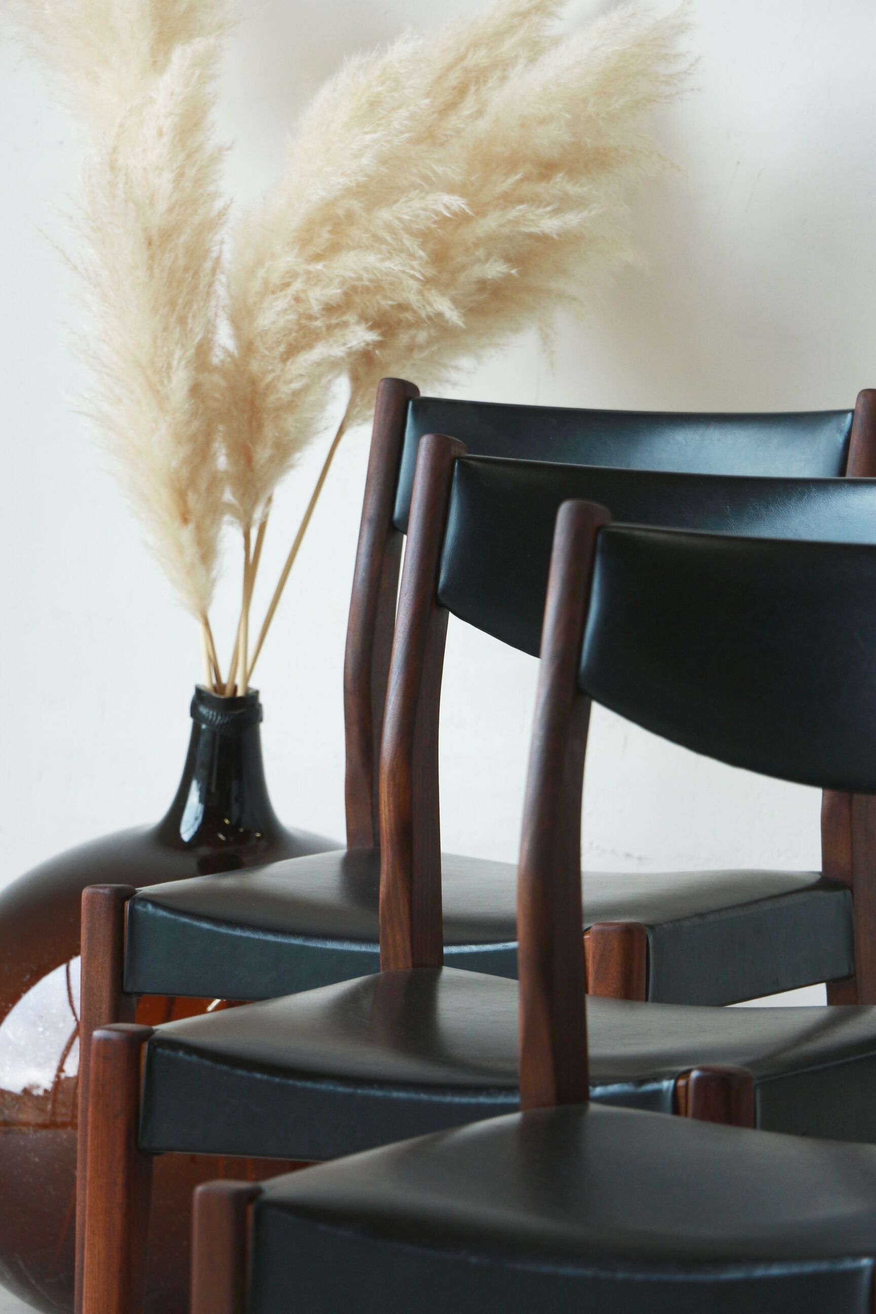 Series of 6 chairs in skai and teak