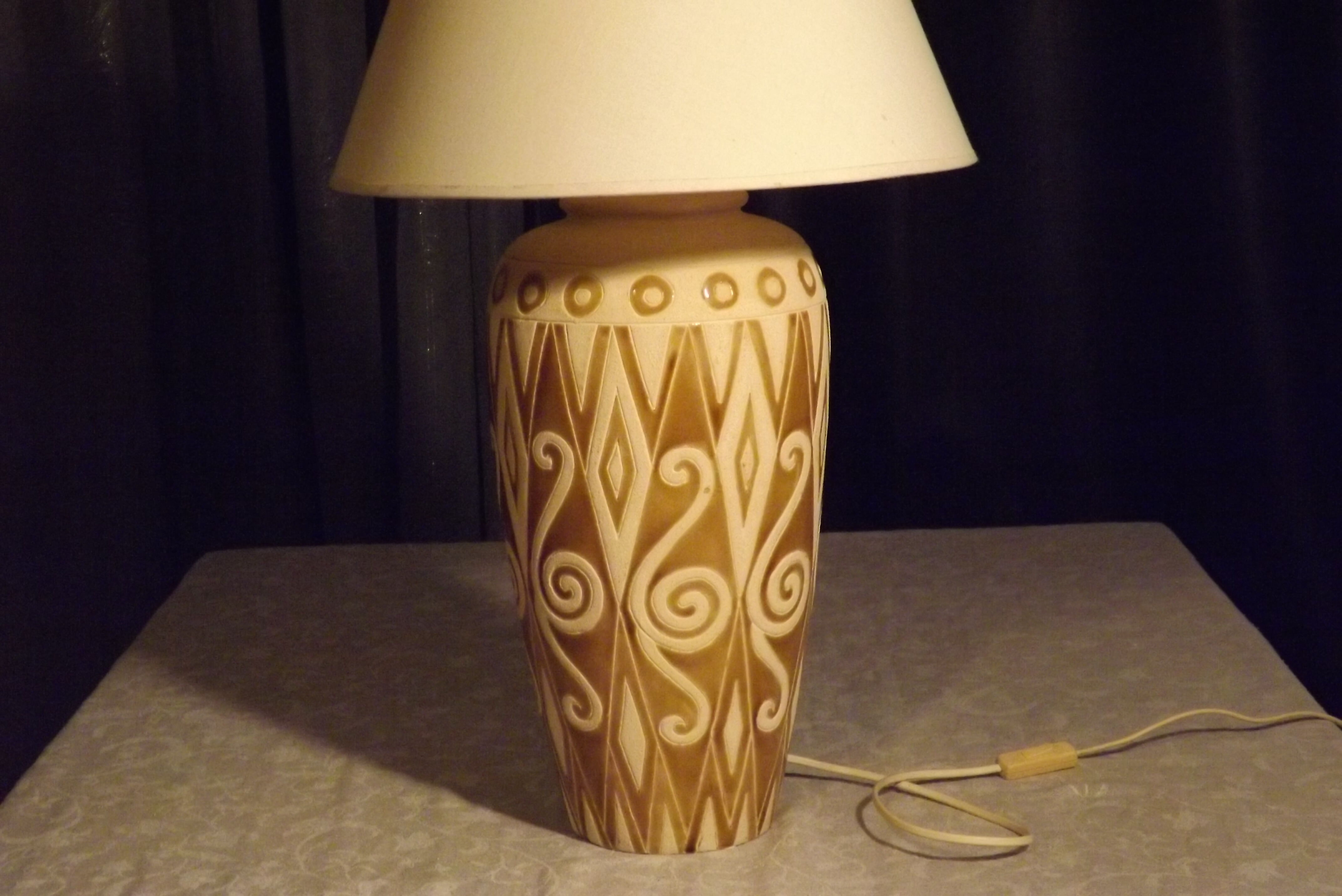 Ceramic white and bronze table lamp
