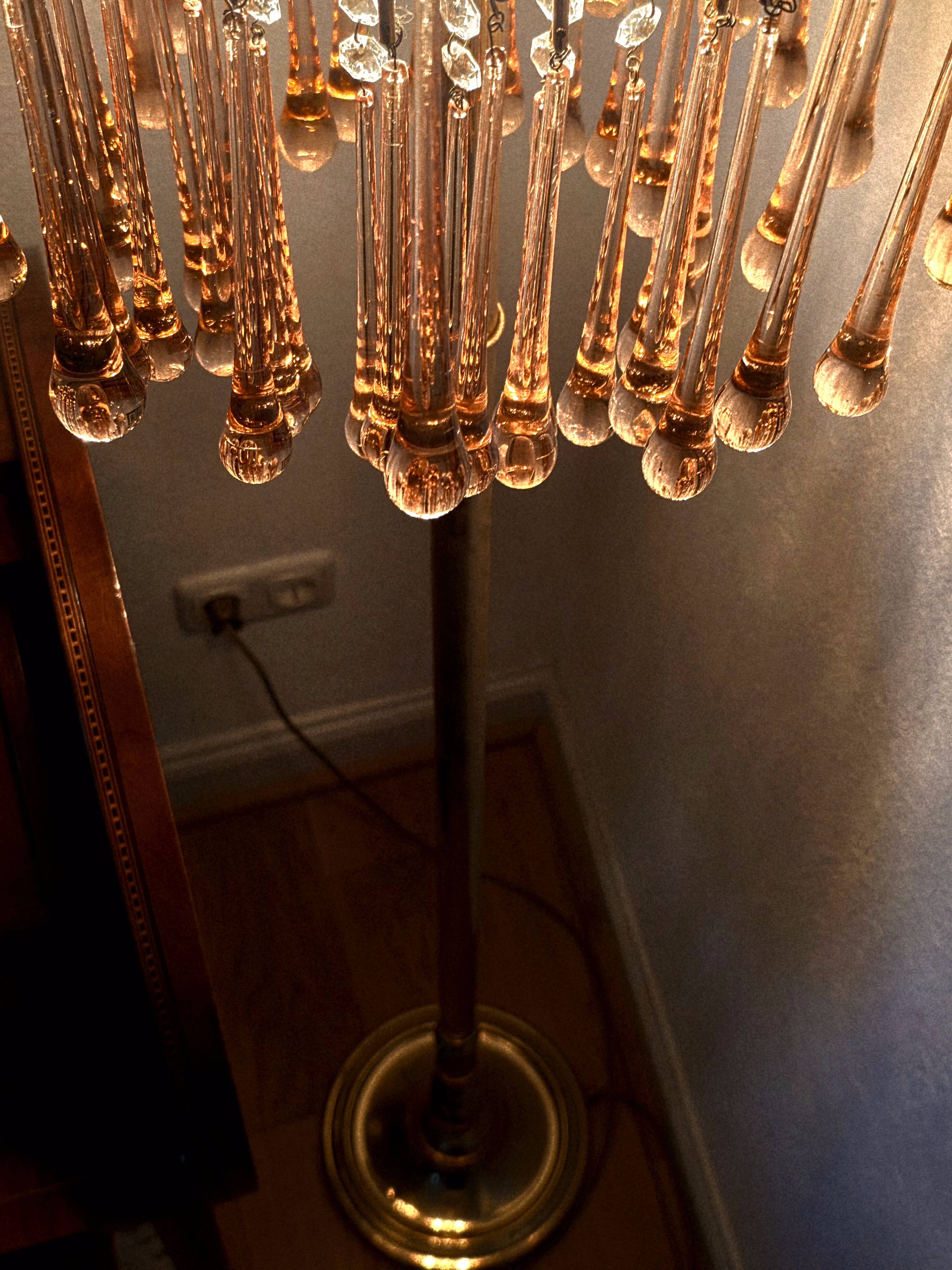 Lampe de sol vintage style Regency avec gouttes Murano en forme de cascade rose.